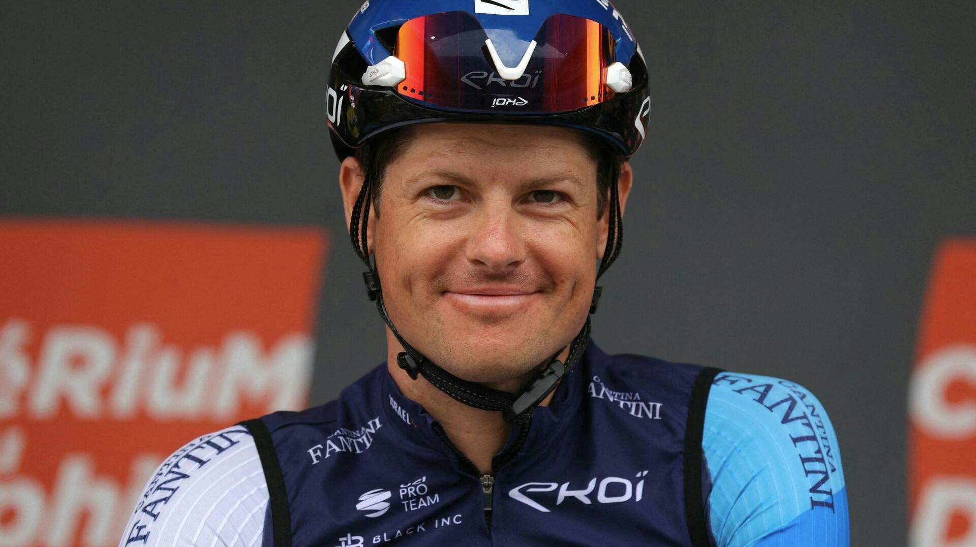 Danske Jakob Fuglsang fik - uventet for alle seere - hjælp fra ingen ringere end sin ældste datter på Tour de France's sidste etape.