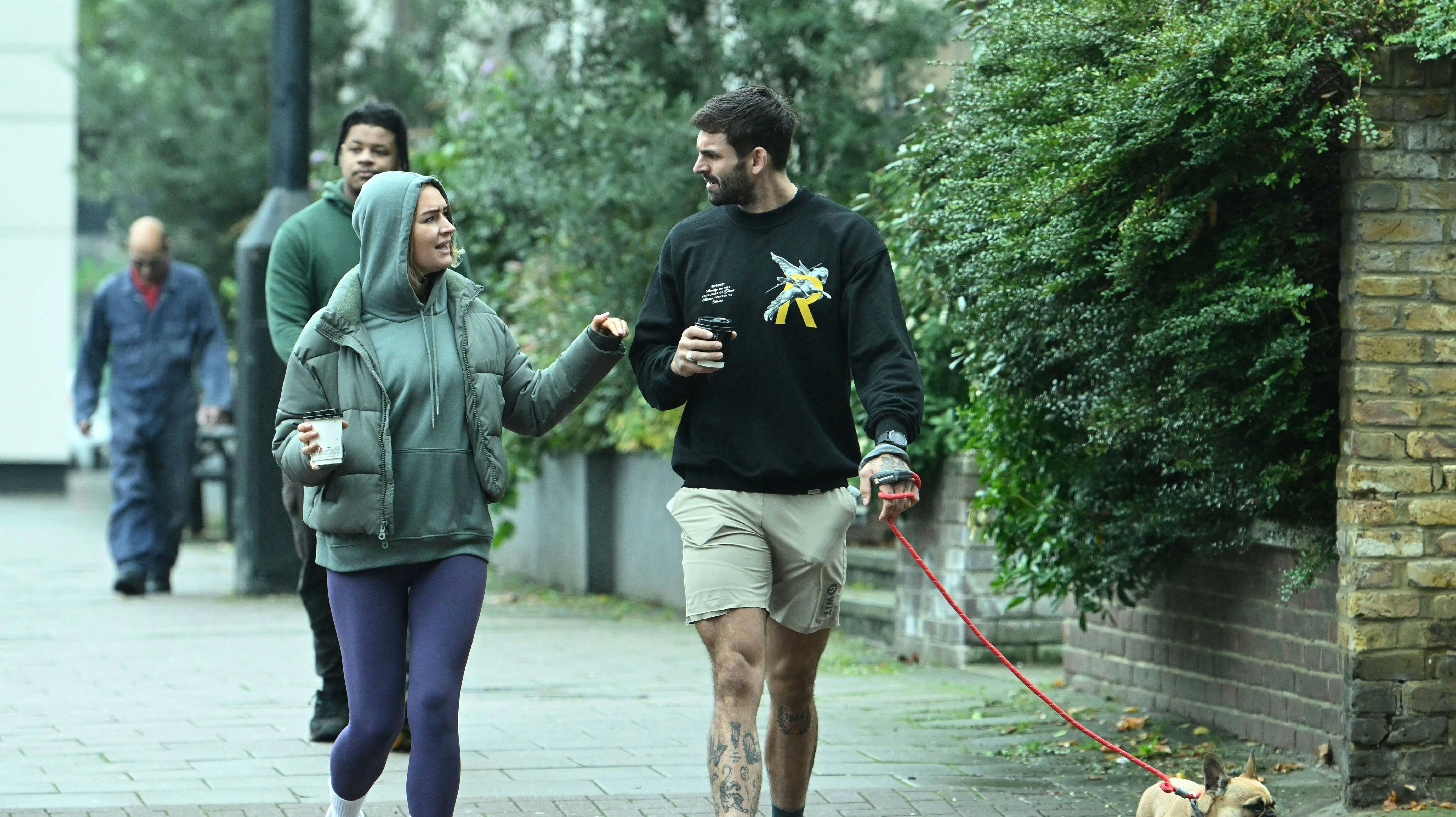 Adam Collard og Laura Woods skal være forældre for første gang. Det afslører tv-parret på Instagram.