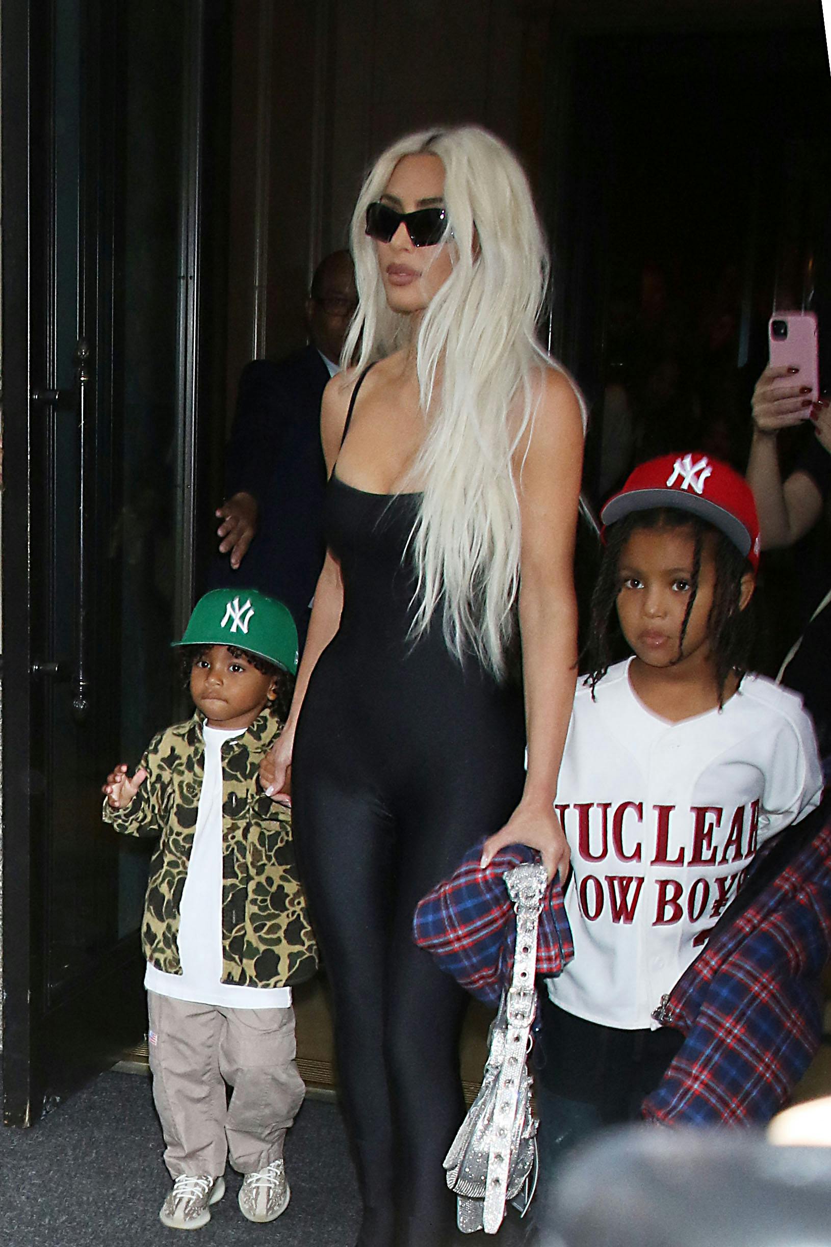 Enten Saint eller Psalm West lider af vitiligo, men Kim Kardashian røber ikke, hvem af dem, der har den sjældne hudsygdom.