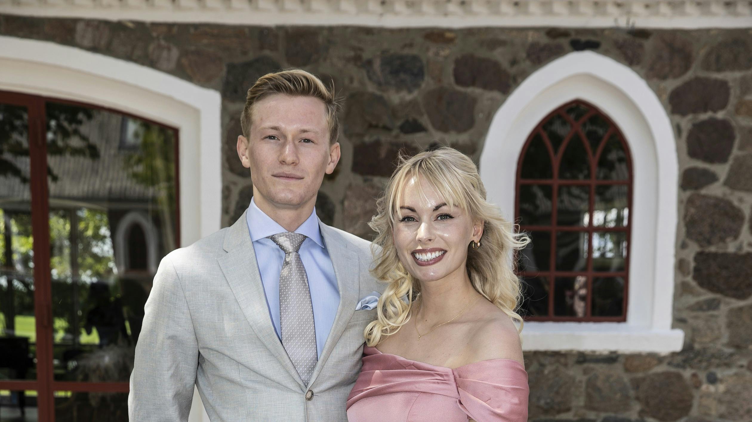 Det nygifte par, Albert Harson og Jenna Bagge, er rejst sydpå for at dyrke kærligheden under varmere himmelstrøg.