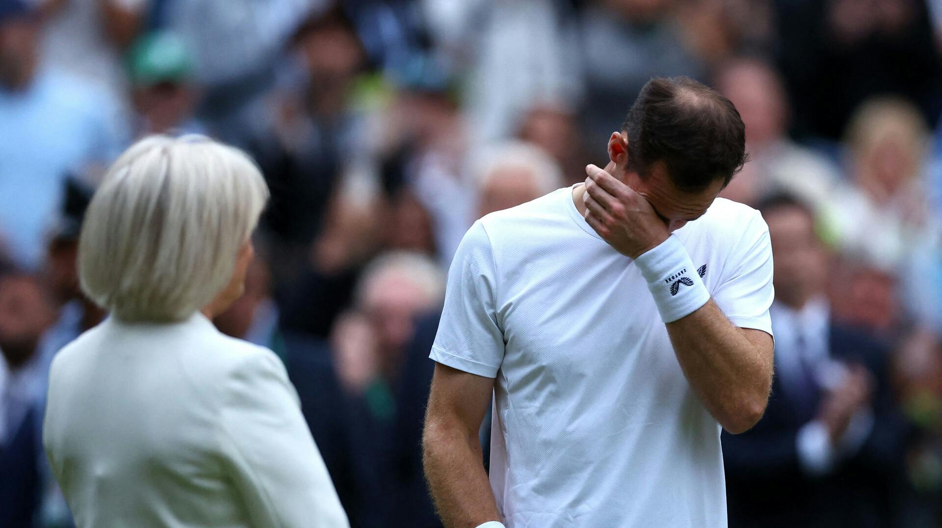 Andy Murray var tydeligt berørt, da han tidligere på måneden modtog en farvel-hyldest på Wimbledons Centre Court. 