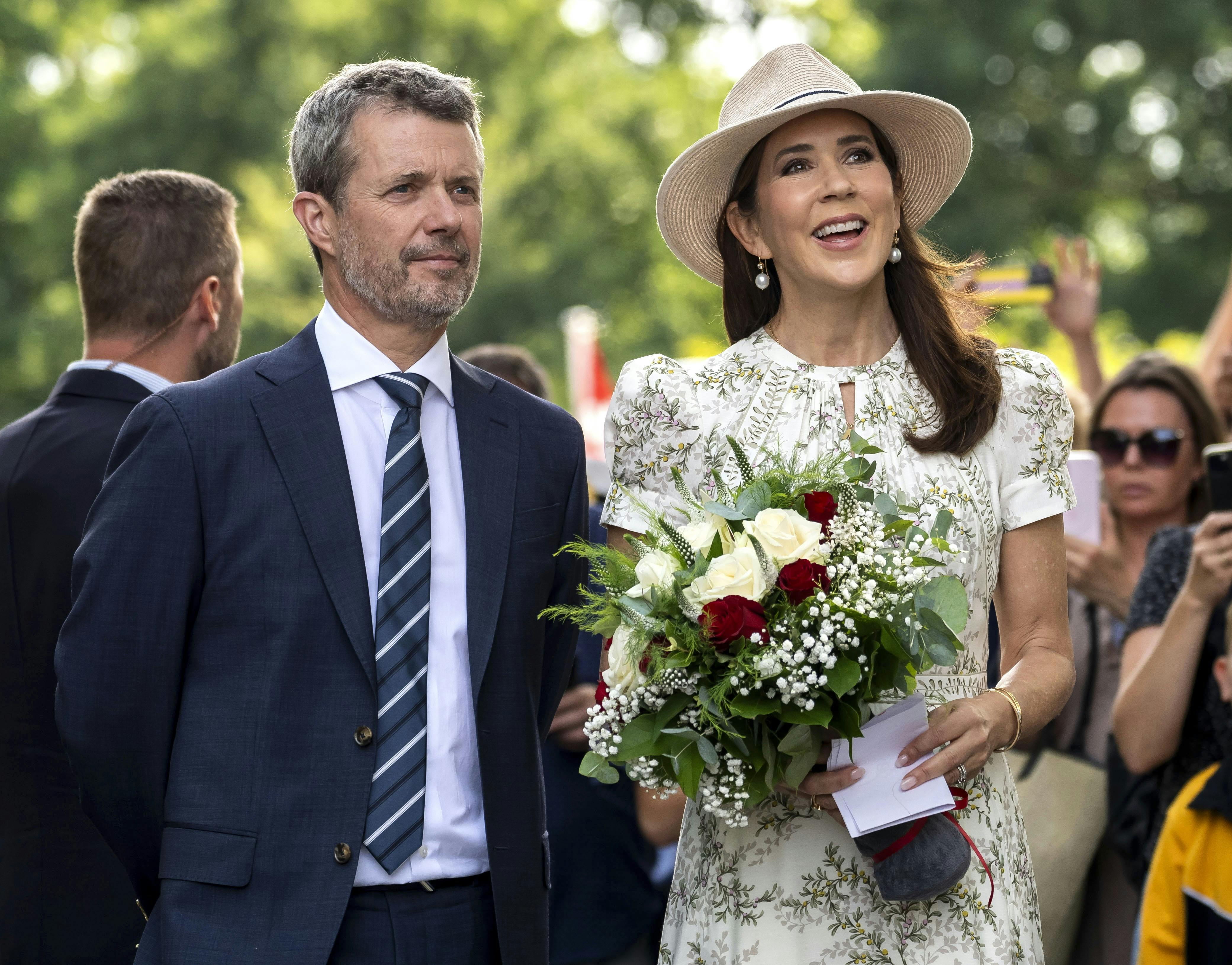 OPGAVE: Kong Frederik og dronning Mary modtages i GråstenSTED: GråstenJOURNALIST: Ulrik Ulriksen FOTOGRAF: © Hanne Juul/ Aller Foto & VideoDATO: 20240709