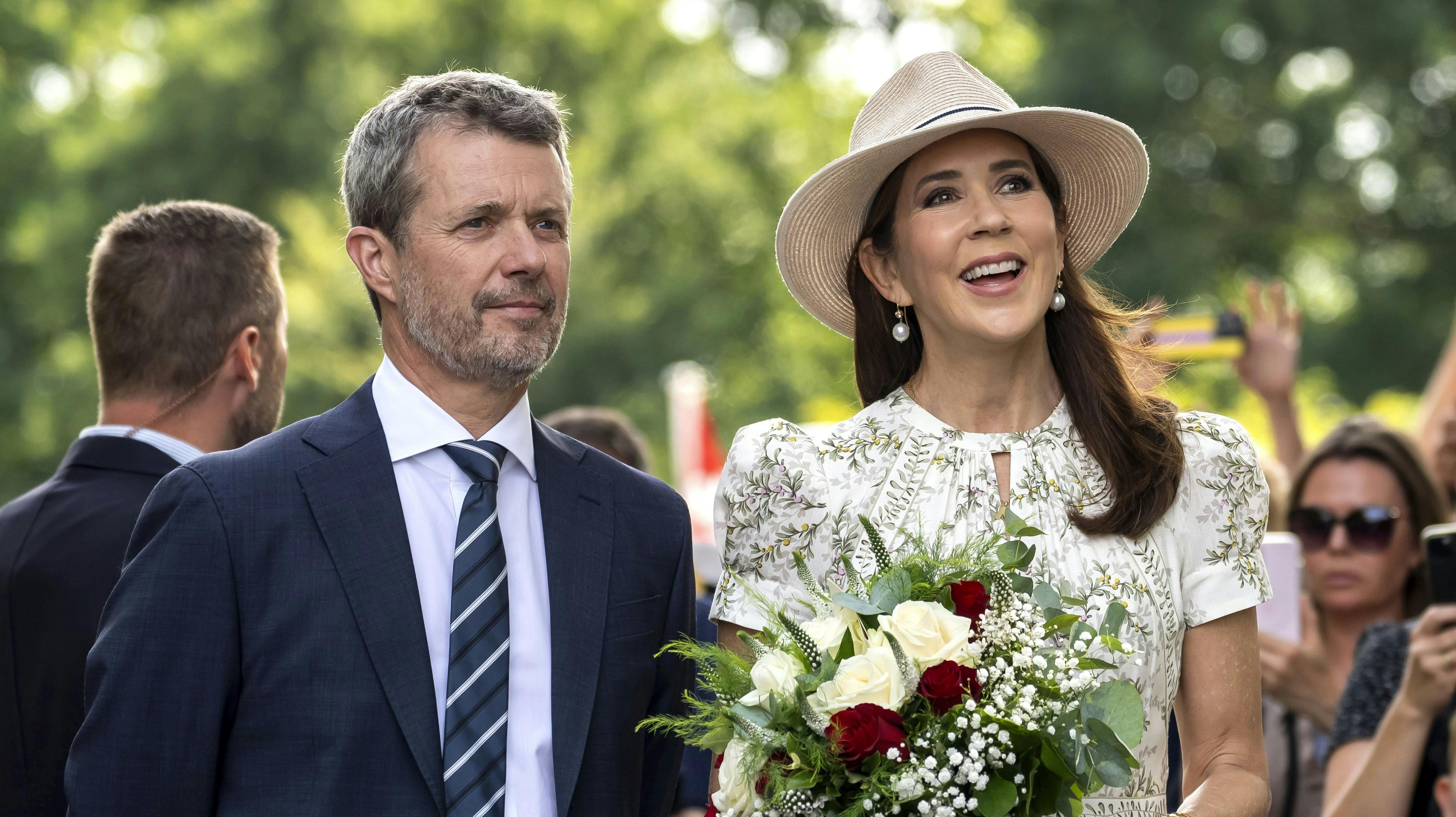 OPGAVE: Kong Frederik og dronning Mary modtages i GråstenSTED: GråstenJOURNALIST: Ulrik Ulriksen FOTOGRAF: © Hanne Juul/ Aller Foto & VideoDATO: 20240709