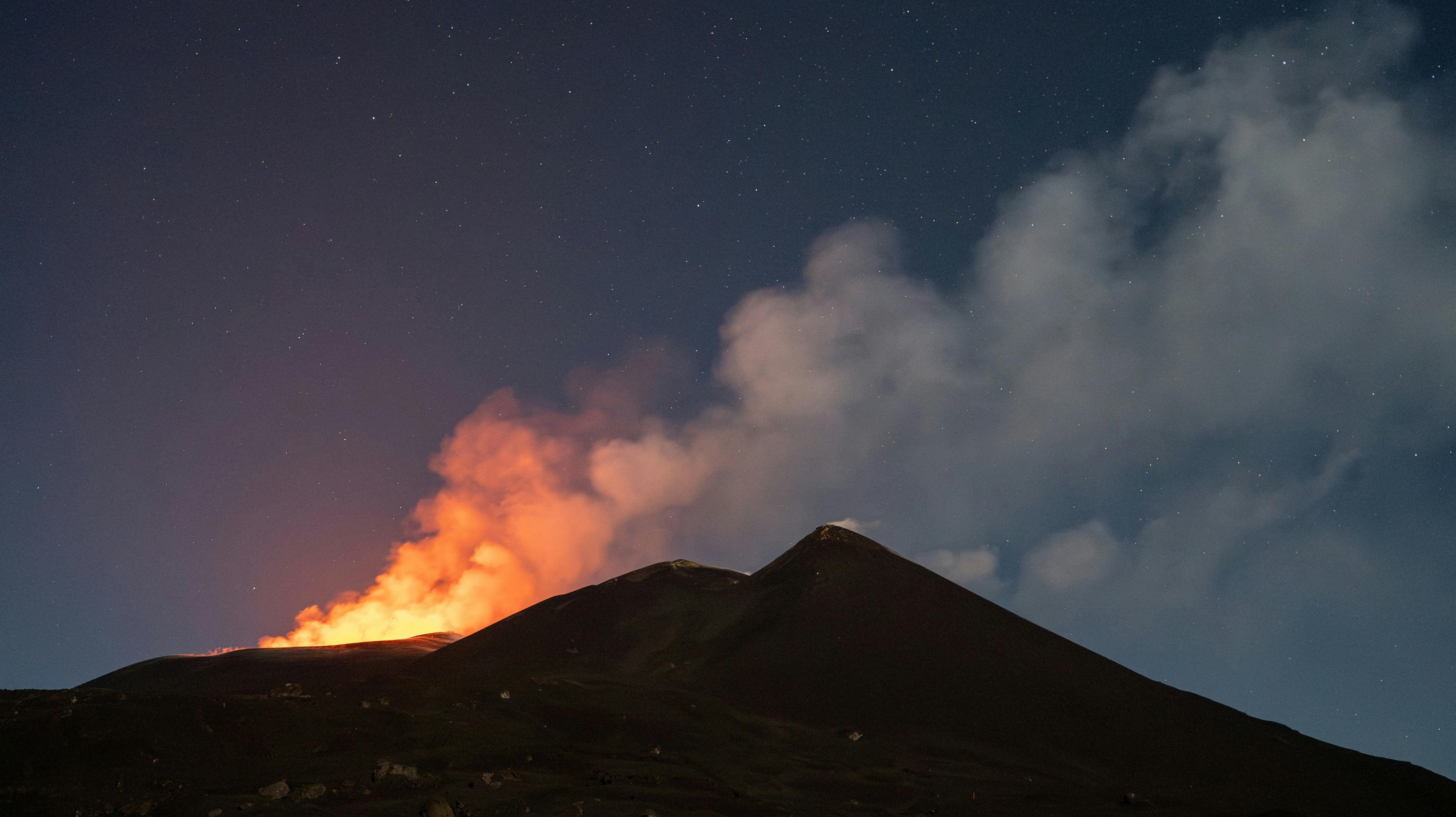 Lava and smoke rise from a crater of Mount Etna, Europe's most active volcano, Italy July 23, 2024. REUTERS/Etna Walk/Marco Restivo. (Foto: ETNA WALK / MARCO RESTIVO/Ritzau Scanpix)
