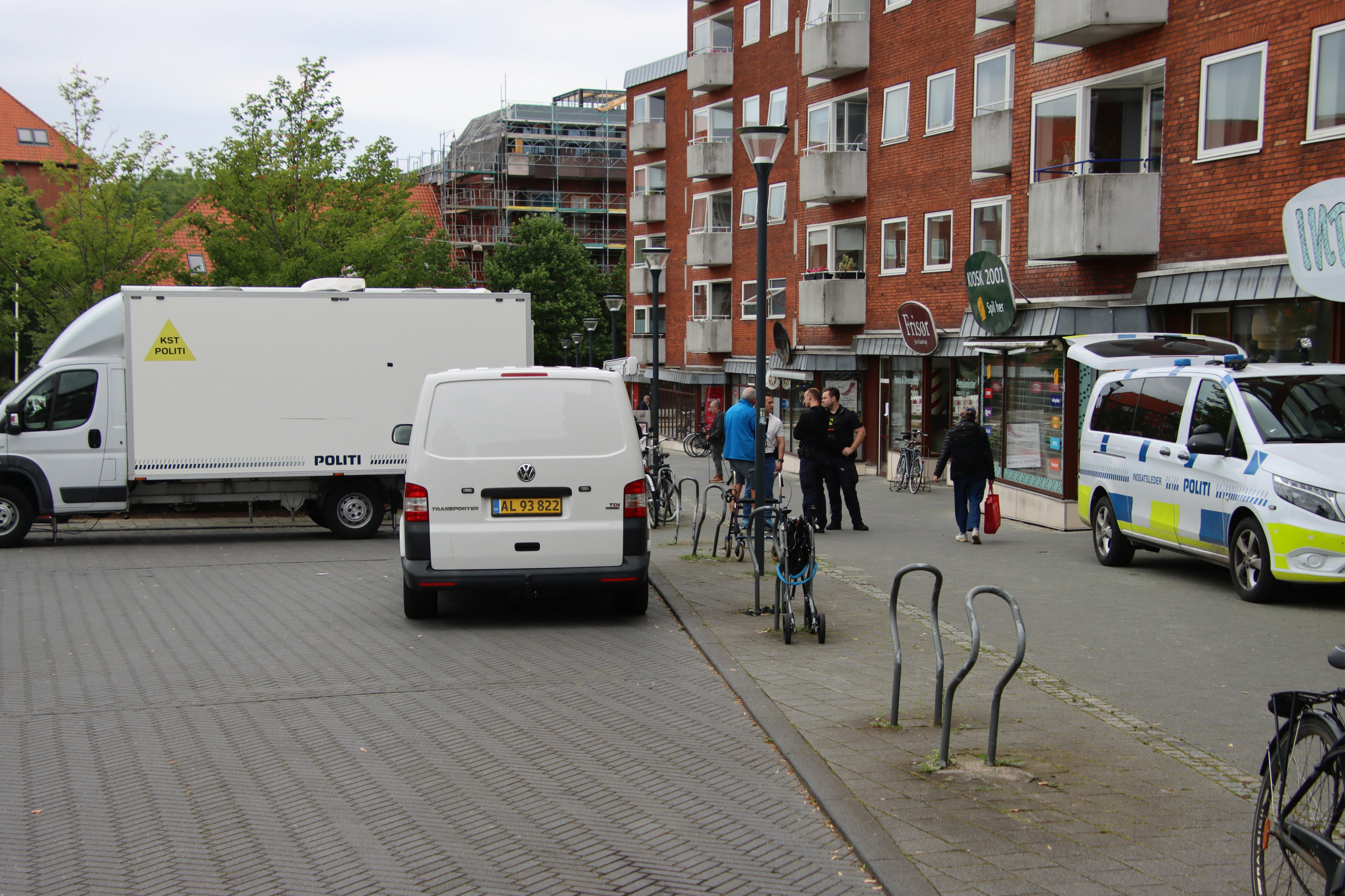 Manden faldt ned fra en altan her på Søborg Torv.
