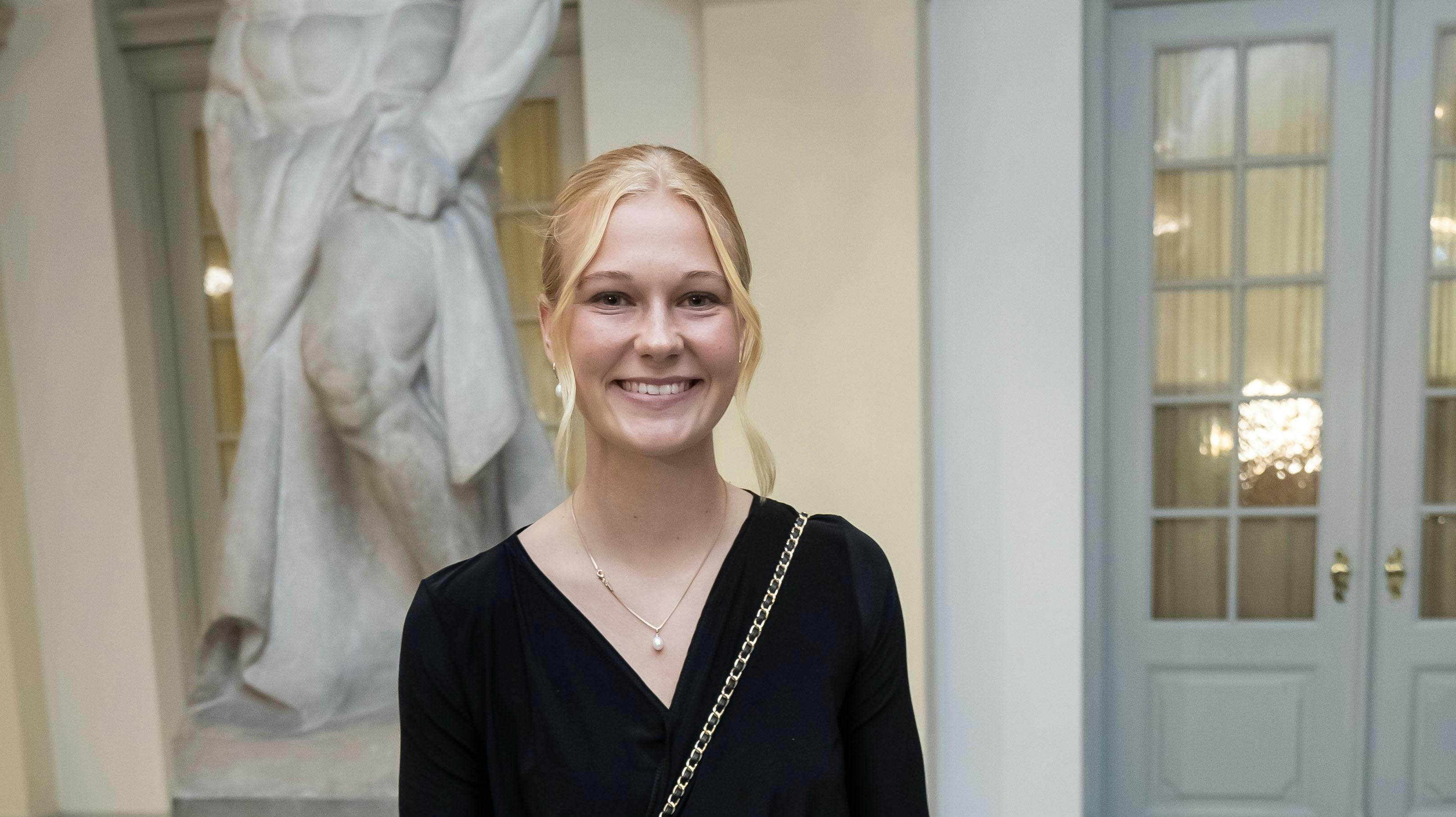 OPGAVE: Prins Christian 18 år. GallataffelAnkomster i Drabantsalen.Unge fra Kommunerne, Grønland og Færøerne samt øvrige gæsterSTED: Christiansborg SlotJOURNALIST: Jan Körner, Marianne Singer og Ulrik UlriksenFOTOGRAF: Hanne JuulDATO: 20231015