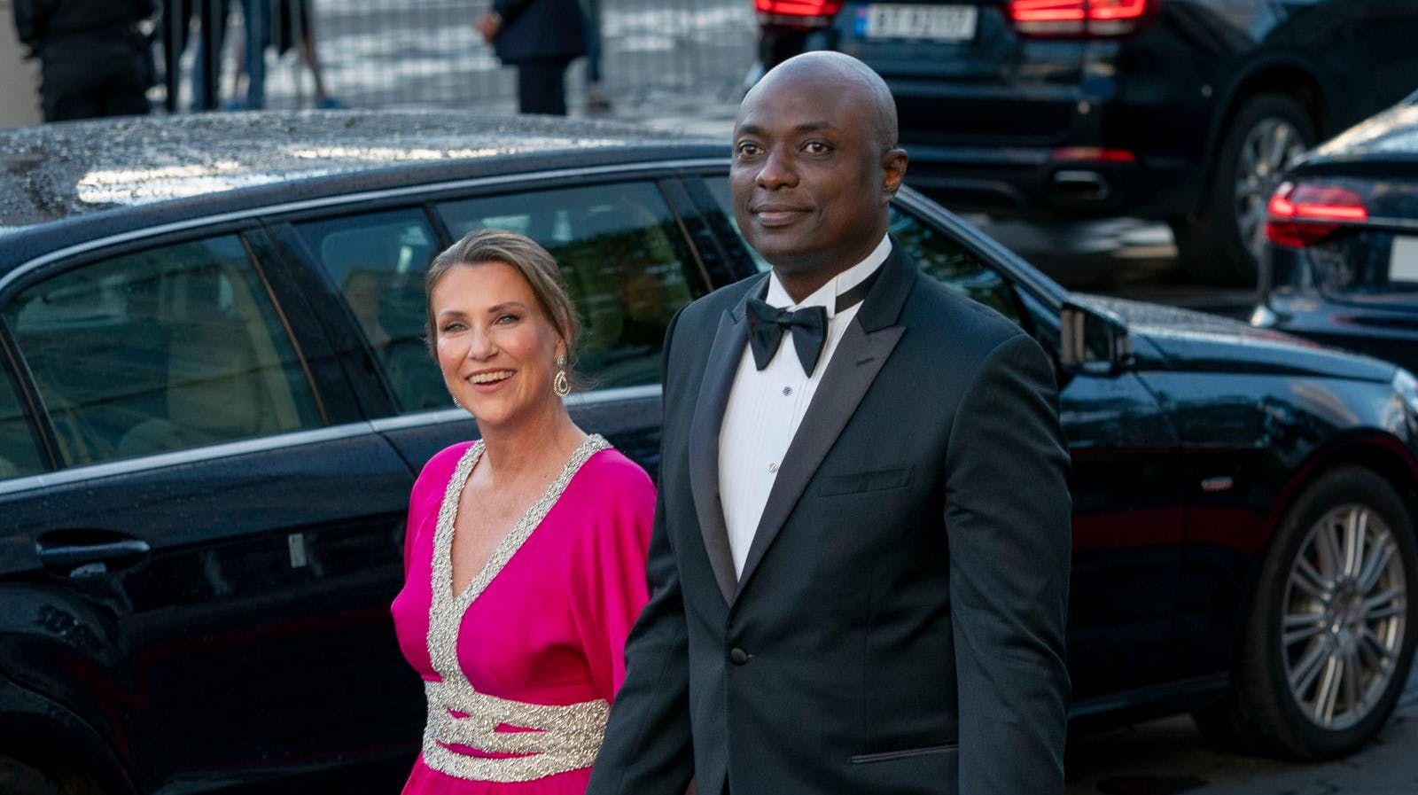 Märtha Louise og hendes amerikanske forlovede Durek Verrett skal giftes i næste måned, men det bliver uden hans mor som gæst.