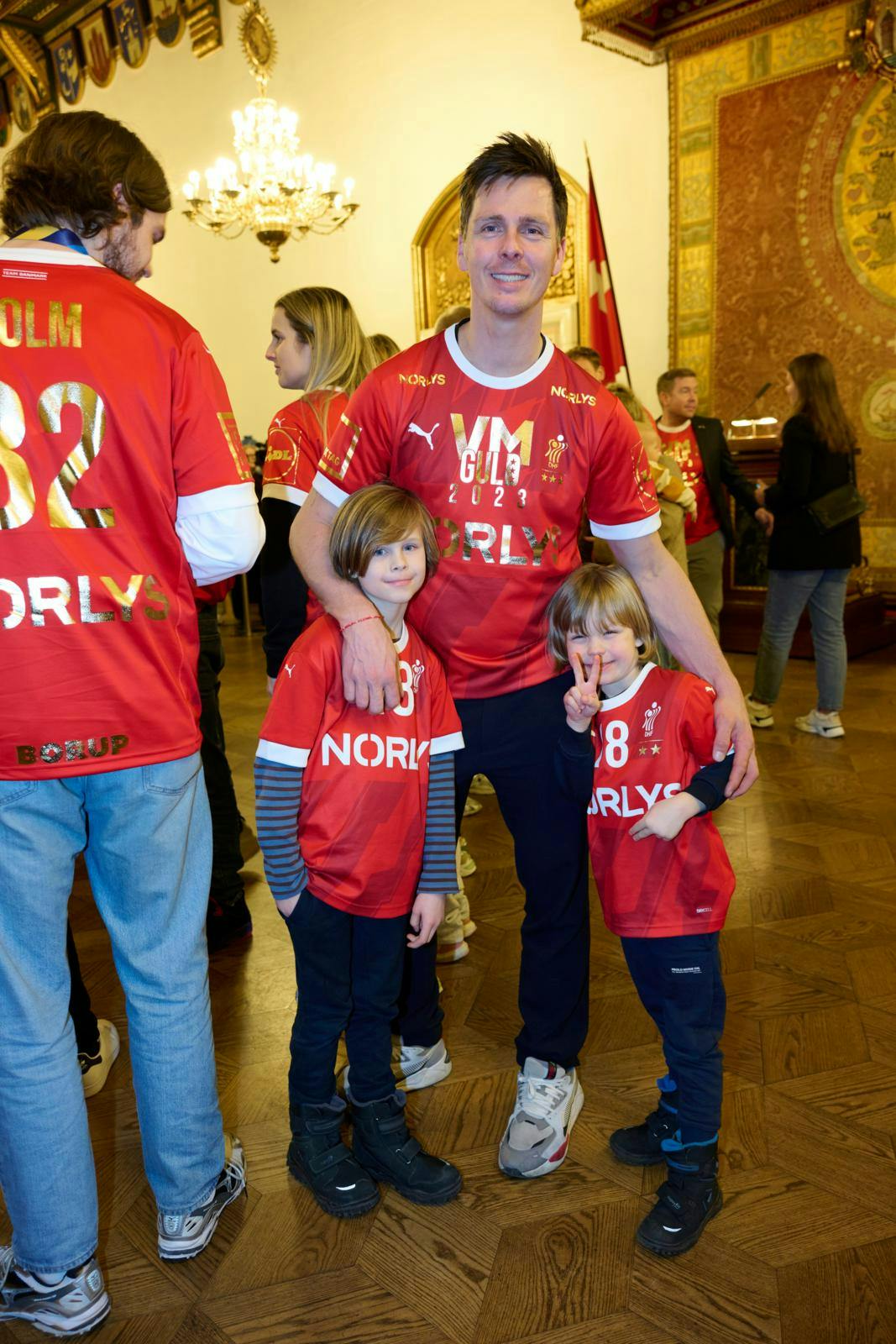 Sønnerne Aron og Carl skal naturligvis med, når familien snart flytter fra Berlin til Stenløse.