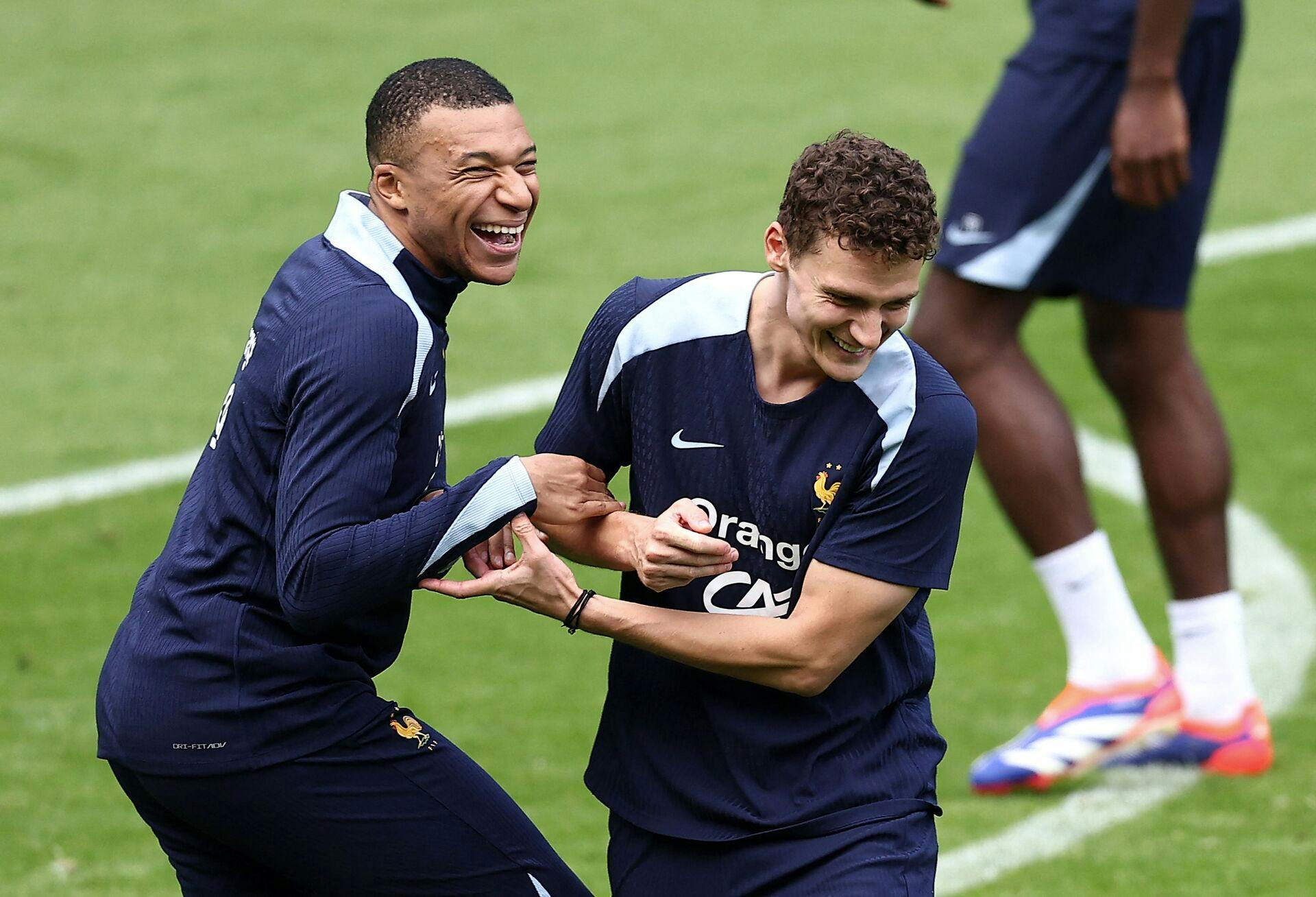 Der er god grund til, at smilet er ekstra stort hos Benjamin Pavard for tiden. Den franske højreback er nemlig blevet forlovet med kæresten Kleofina Pnishi.