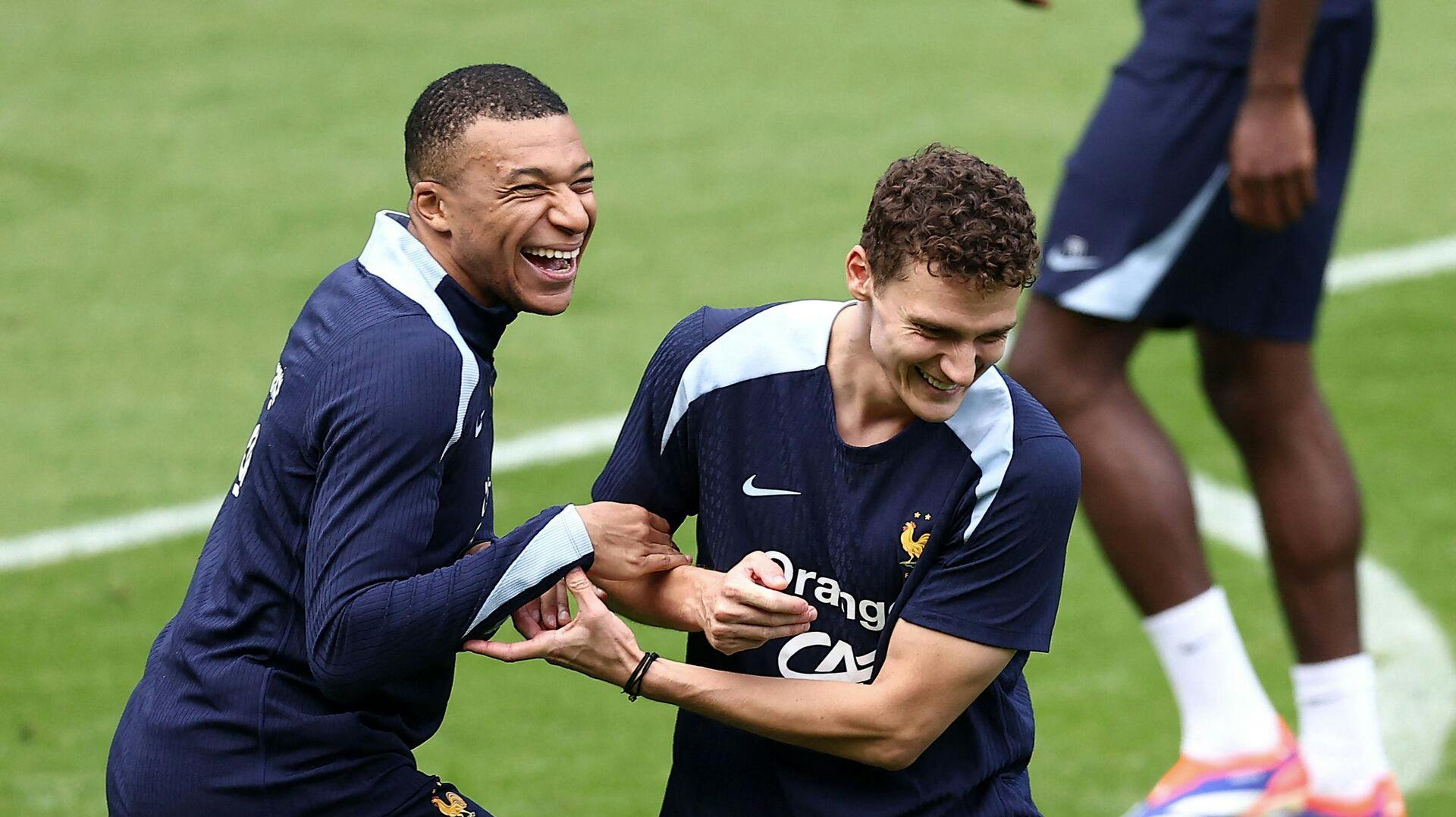 Der er god grund til, at smilet er ekstra stort hos Benjamin Pavard for tiden. Den franske højreback er nemlig blevet forlovet med kæresten Kleofina Pnishi.