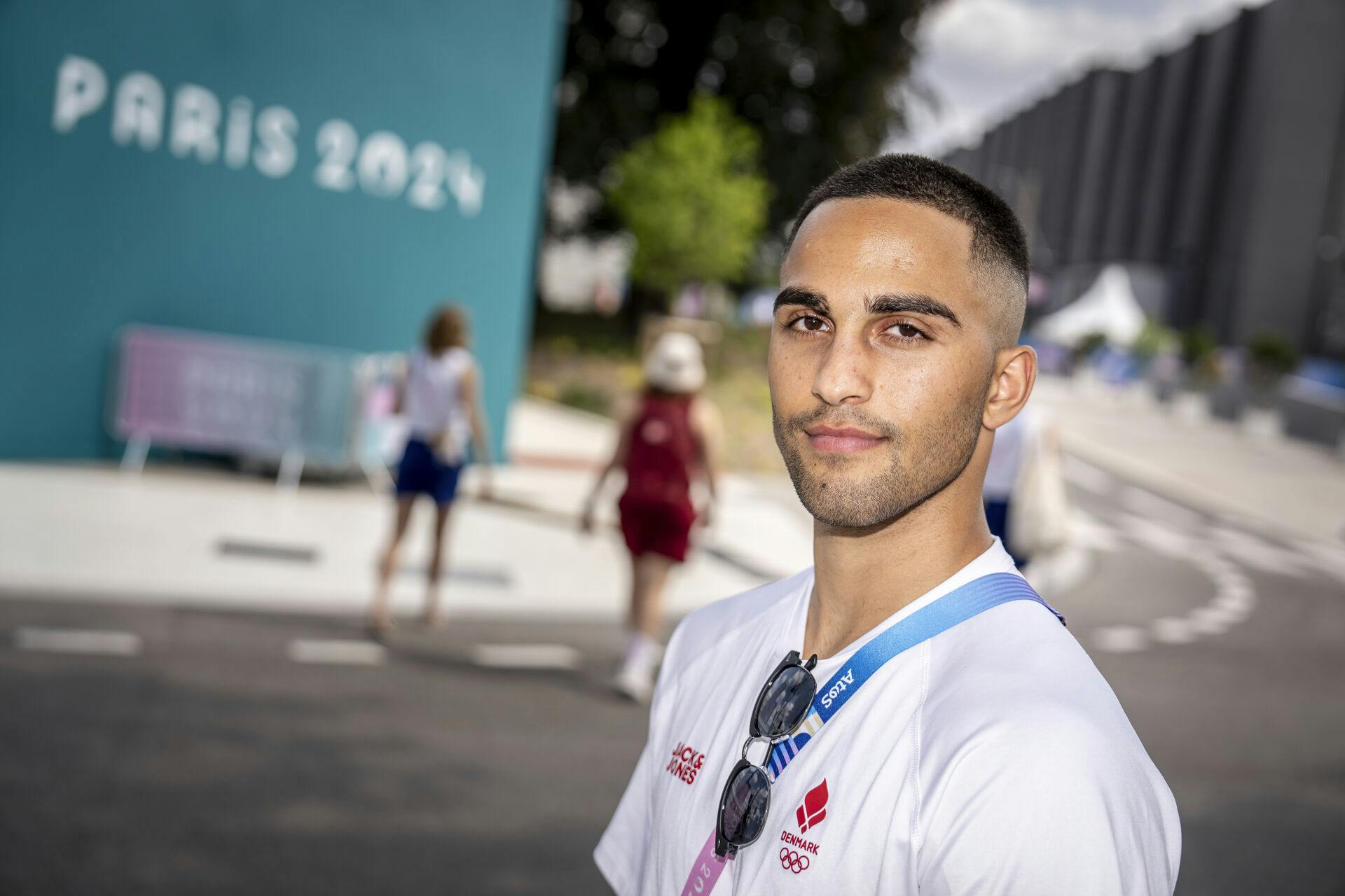 Nikolai Terteryan sigter efter medaljer ved OL i Paris. Onsdag havde han dog en anden form for opgave, da han prøvede at overtale kong Frederik til at komme og se en boksekamp, da Frede spiste frokost med de danske OL-atleter.