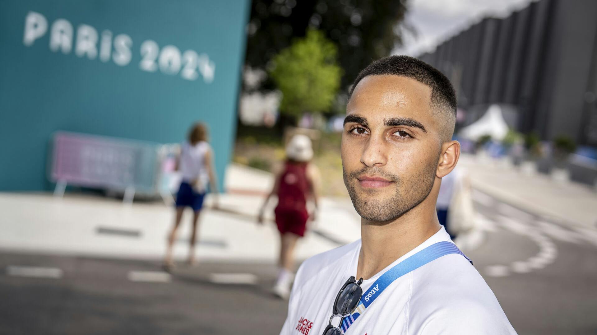 Nikolai Terteryan sigter efter medaljer ved OL i Paris. Onsdag havde han dog en anden form for opgave, da han prøvede at overtale kong Frederik til at komme og se en boksekamp, da Frede spiste frokost med de danske OL-atleter.
