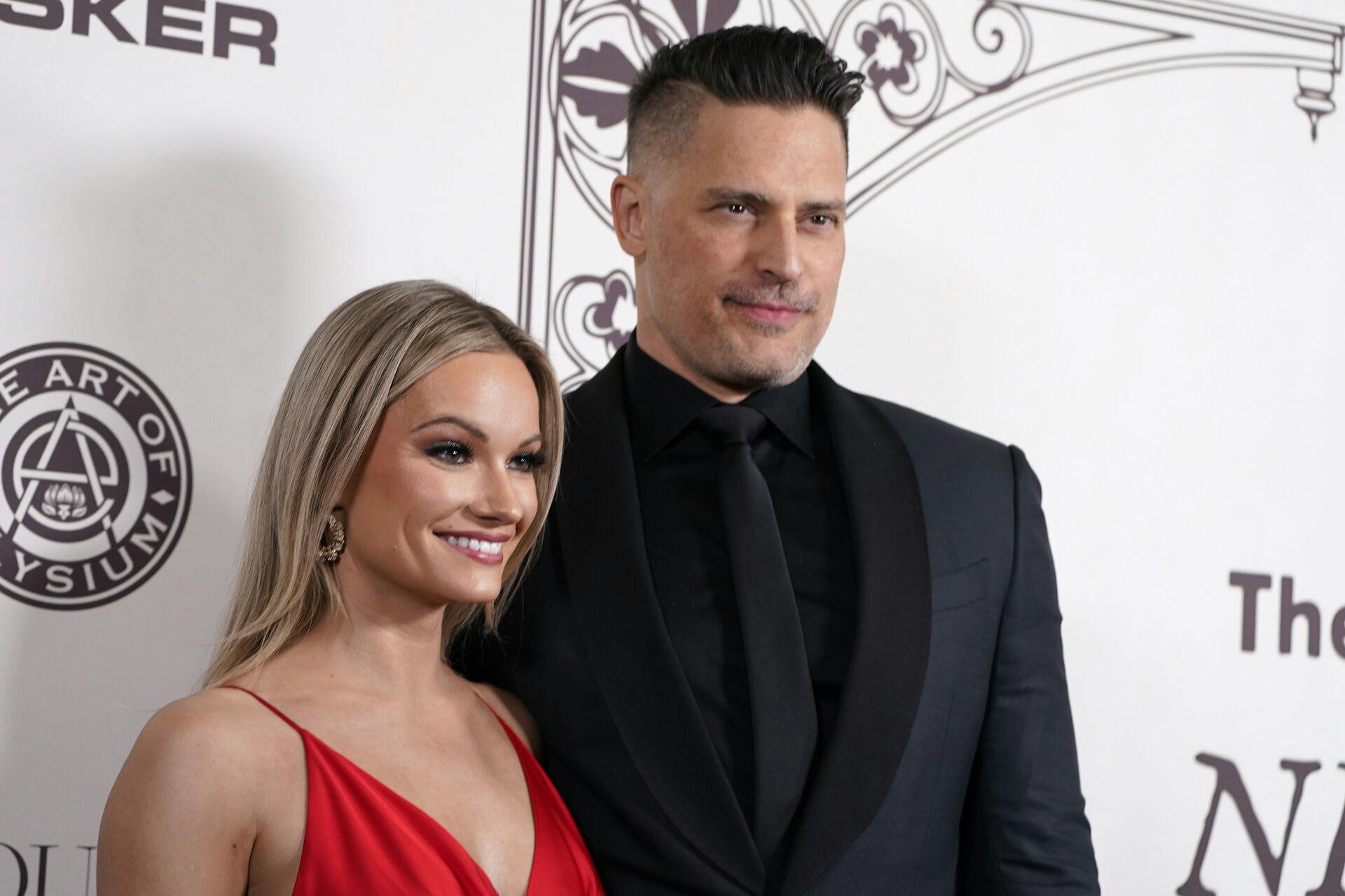 Caitlin O'Connor og Joe Manganiello til Art of Elysium Heaven Gala i januar 2024.