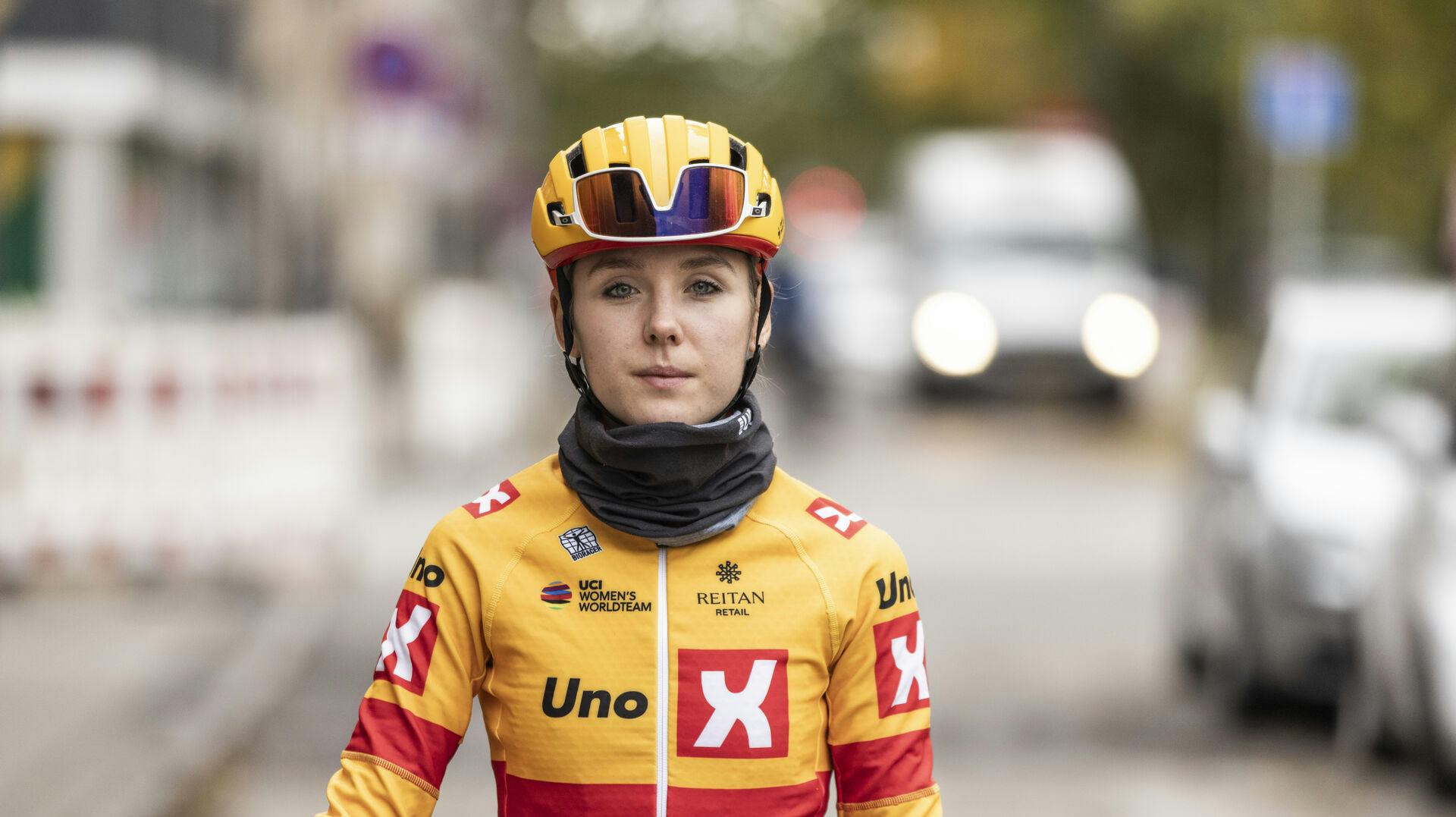 Cykelrytter Solbjørk Minke Anderson har brækket kravebenet efter at være blevet påkørt på en træningstur og misser OL.