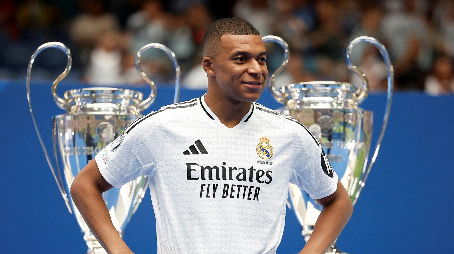 Kylian Mbappe blev officielt præsenteret i Madrid-trøjen på Santiago Bernabeu 16 juli. 