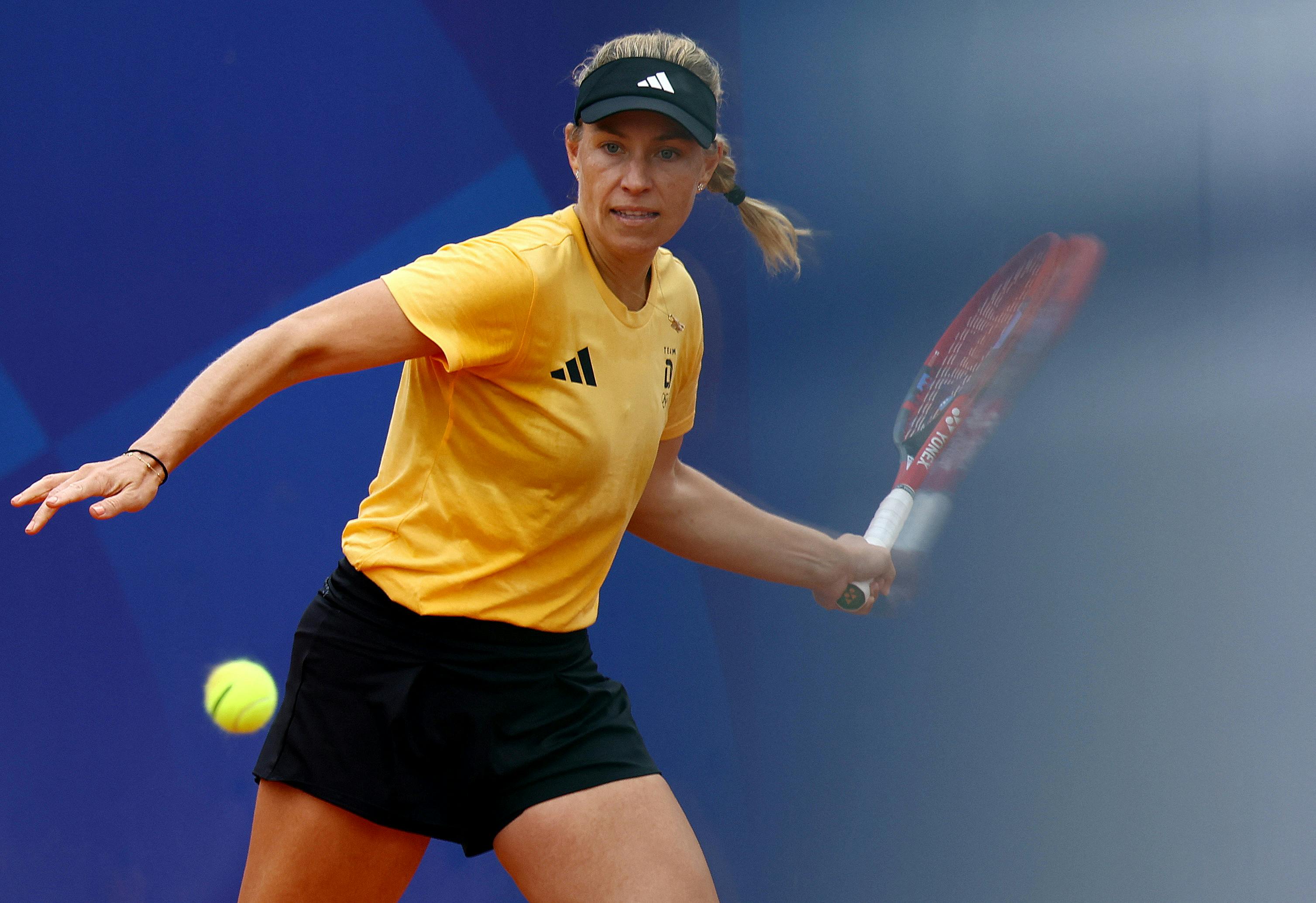 Paris 2024 Olympics - Tennis Training - Roland Garros Stadium, Paris, France - July 24, 2024. Angelique Kerber of Germany during training. REUTERS/Edgar Su