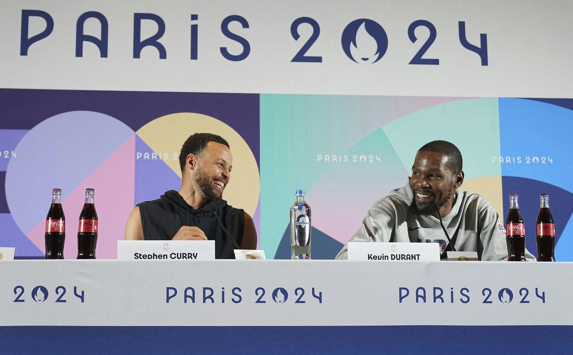 Stephen Curry og holdkammeraten Kevin Durant hyggede sig på pressemødet i Paris onsdag.&nbsp;