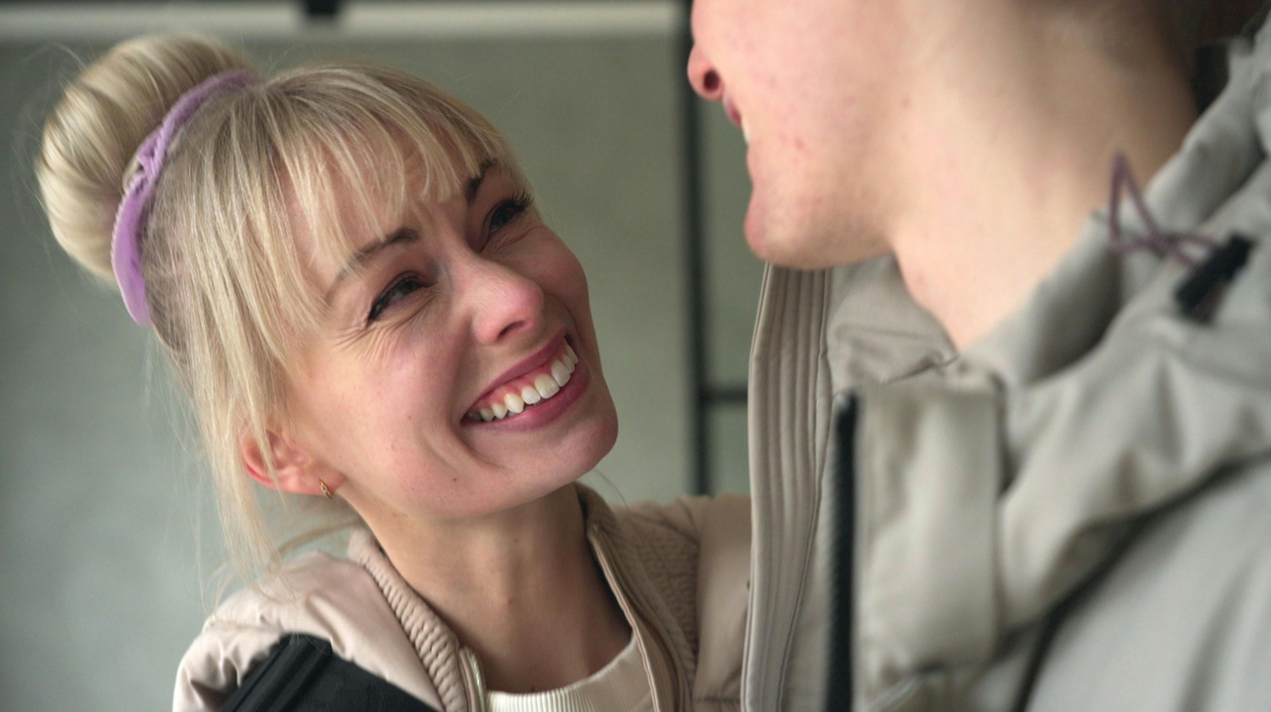 Jenna Bagges forlovelsesring har indgraveret udtrykket "til månen".