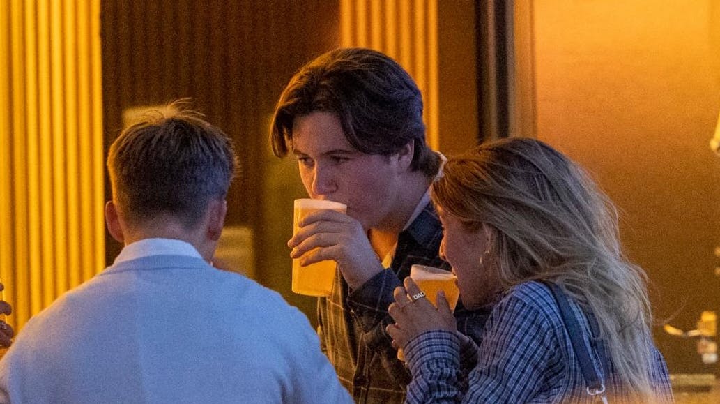 Kronprins Christian, 18, er mere end vild med at feste med vennerne og har allerede fået et ry i nattelivet.