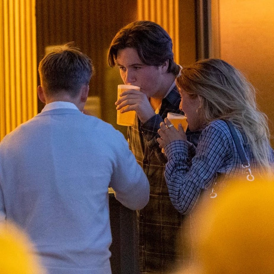 Kronprins Christian, 18, er mere end vild med at feste med vennerne og har allerede fået et ry i nattelivet.