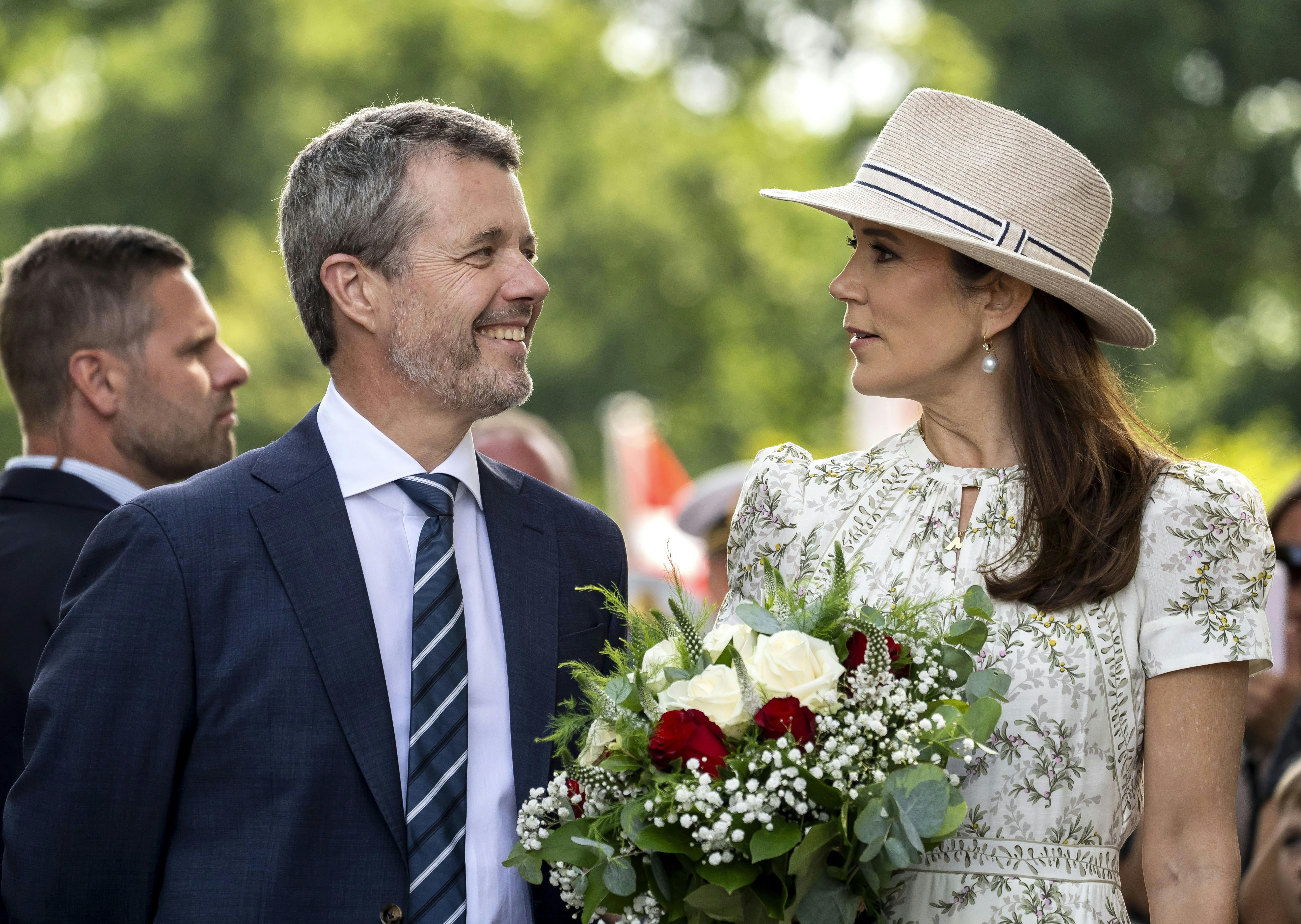 OPGAVE: Kong Frederik og dronning Mary modtages i GråstenSTED: GråstenJOURNALIST: Ulrik Ulriksen FOTOGRAF: © Hanne Juul/ Aller Foto & VideoDATO: 20240709