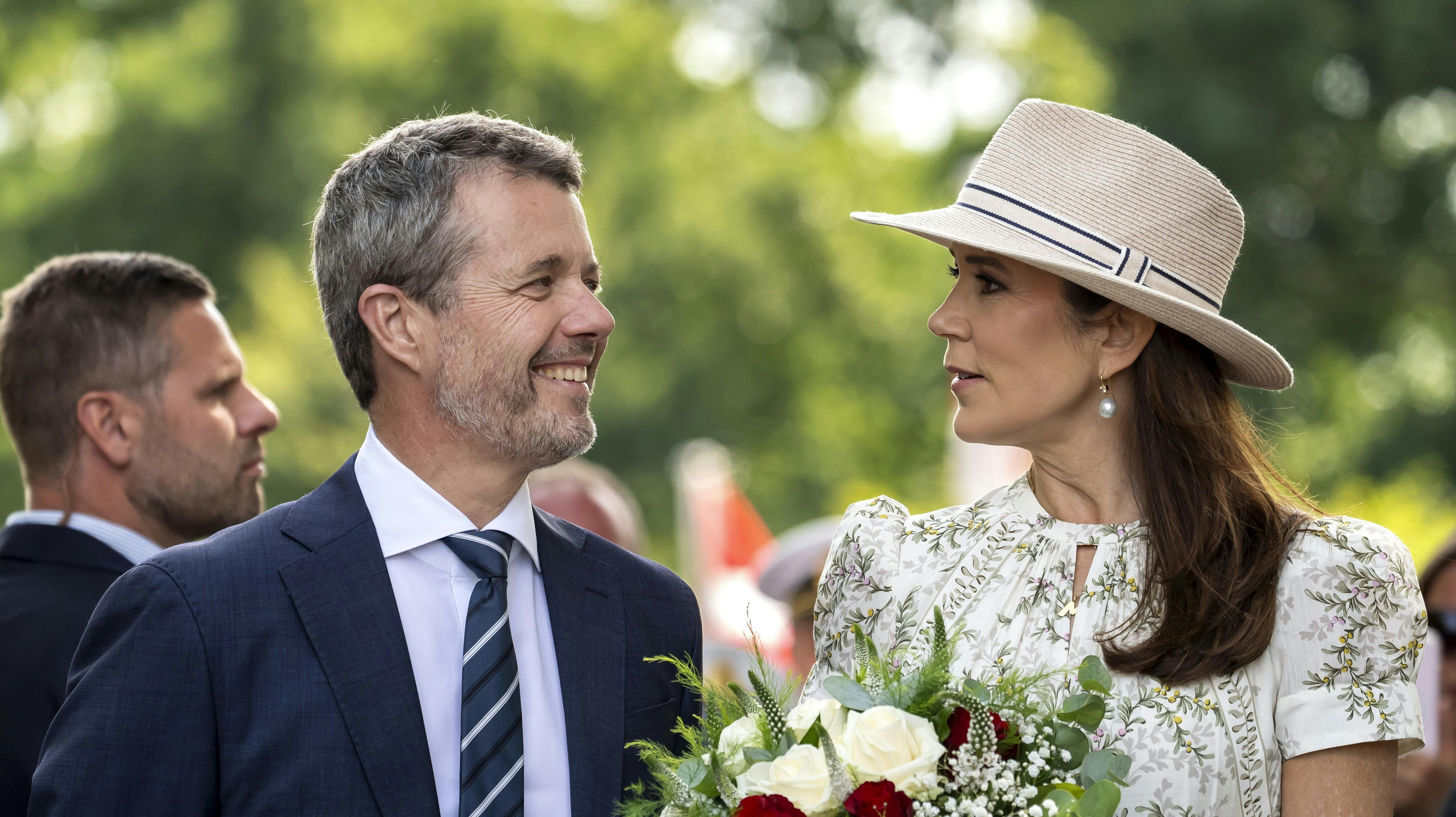 OPGAVE: Kong Frederik og dronning Mary modtages i GråstenSTED: GråstenJOURNALIST: Ulrik Ulriksen FOTOGRAF: © Hanne Juul/ Aller Foto & VideoDATO: 20240709