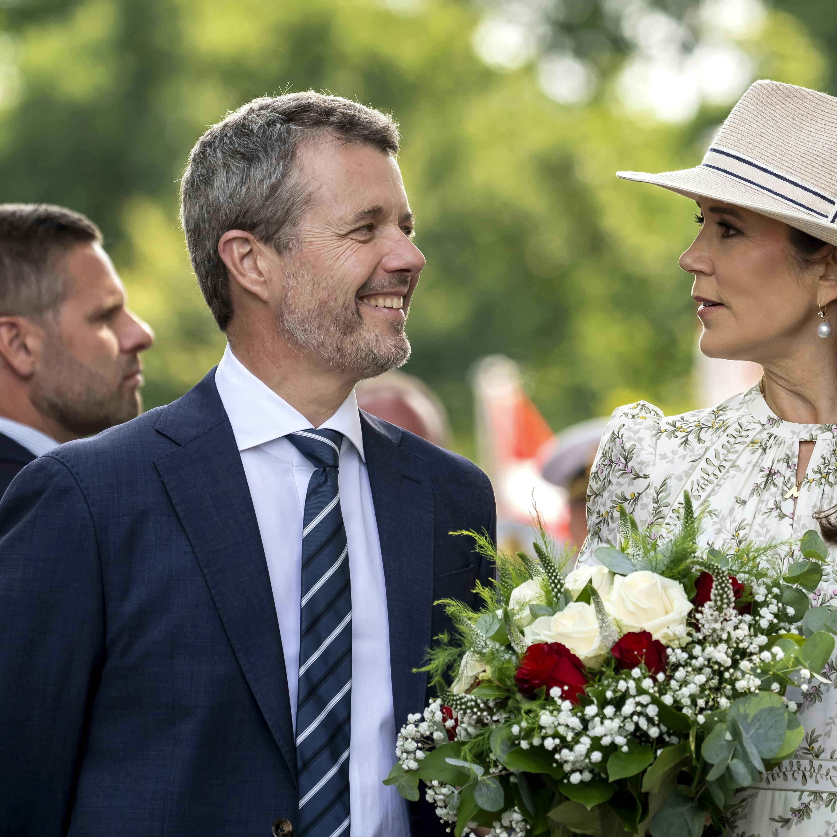 OPGAVE: Kong Frederik og dronning Mary modtages i GråstenSTED: GråstenJOURNALIST: Ulrik Ulriksen FOTOGRAF: © Hanne Juul/ Aller Foto & VideoDATO: 20240709