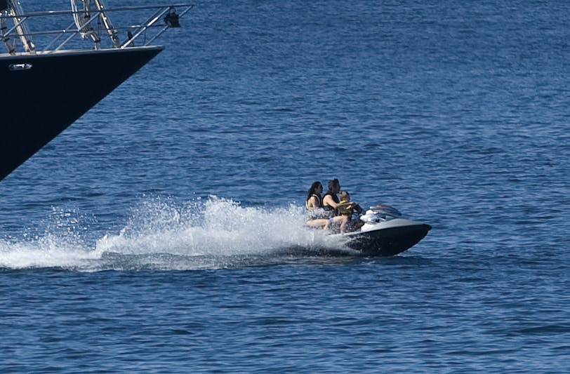 Det er langt fra første gang, at Frederik og Mary er på Sardinien. Som kronprinspar besøgte de blandt andet det skønne sted i 2009, hvor daværende prins Christian, kronprins Frederik og kronprinsesse Mary her ses suse afsted på en vandscooter. Han har også deltaget i konkurrencer for lystbåde i området tidligere.