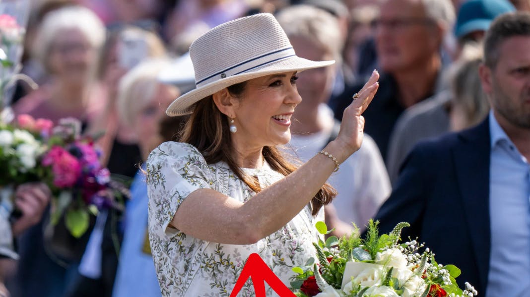 Da Mary forleden ankom til Gråsten, var det i vanlig flot stil – og med korte ærmer, der afslørede de pigmentplettede arme.