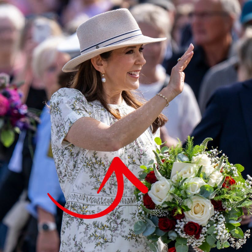 Da Mary forleden ankom til Gråsten, var det i vanlig flot stil – og med korte ærmer, der afslørede de pigmentplettede arme.