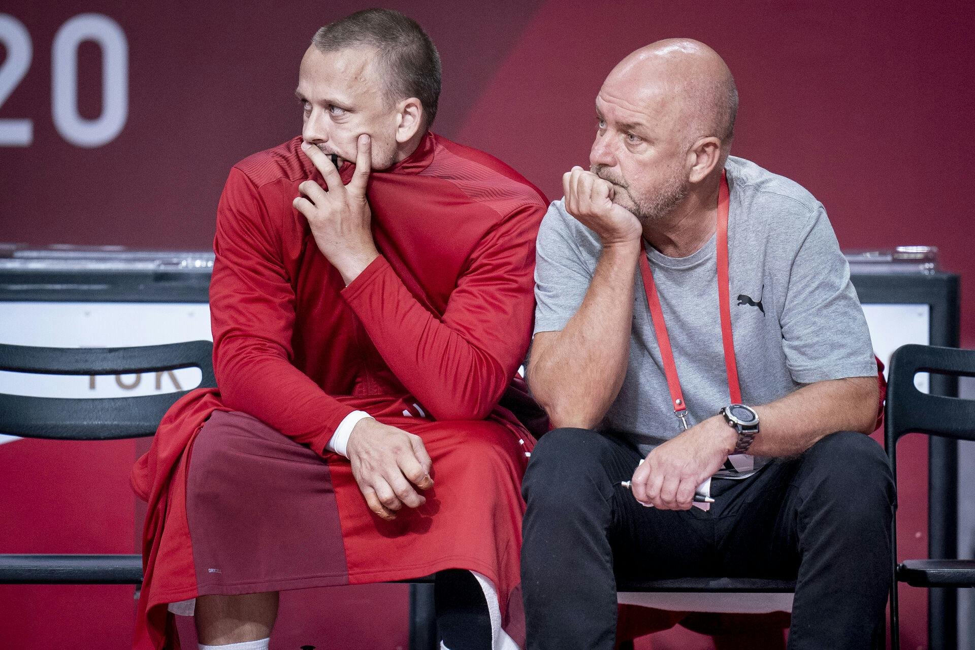 Morten Olsen og holdleder Kai Johannsen under håndboldkampen mellem Danmark-Egypten, mandag den 26. juli 2021. (Foto: Liselotte Sabroe/Ritzau Scanpix)