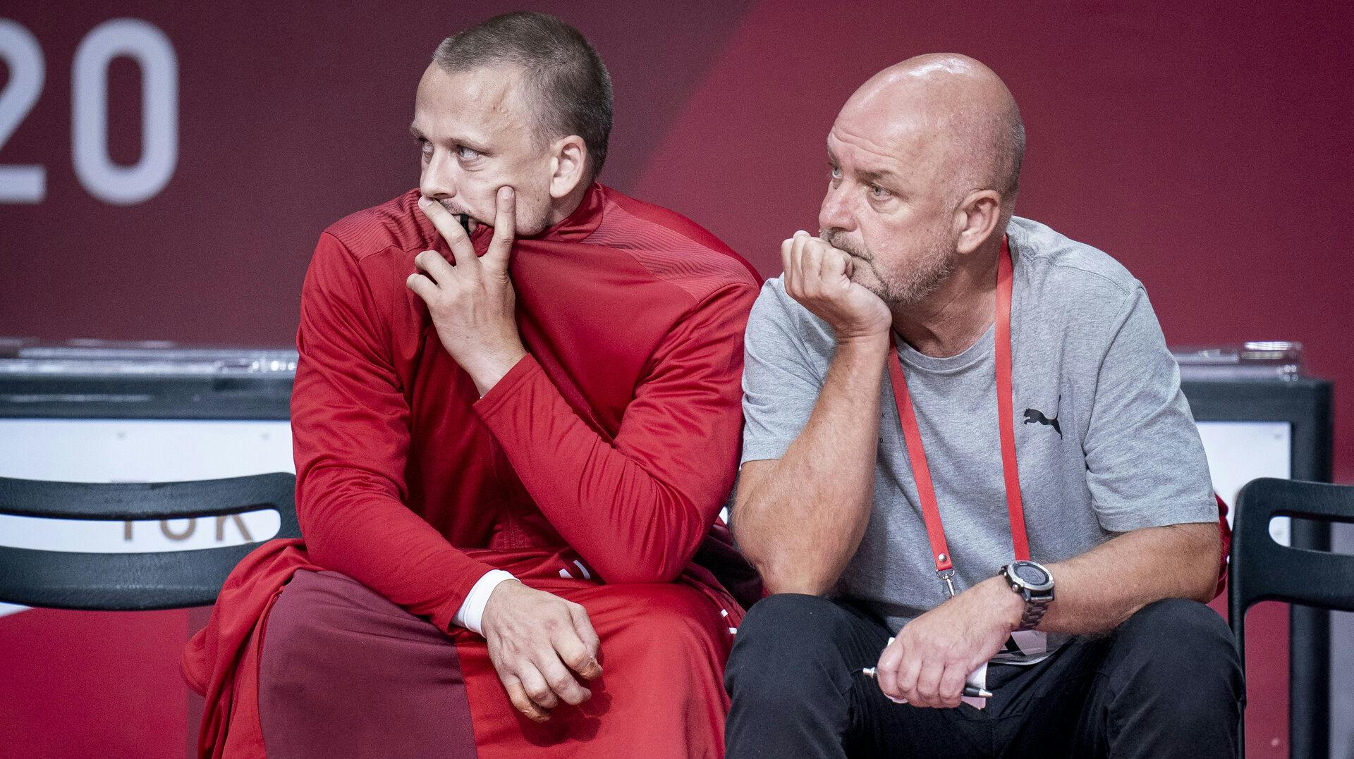 Morten Olsen og holdleder Kai Johannsen under håndboldkampen mellem Danmark-Egypten, mandag den 26. juli 2021. (Foto: Liselotte Sabroe/Ritzau Scanpix)