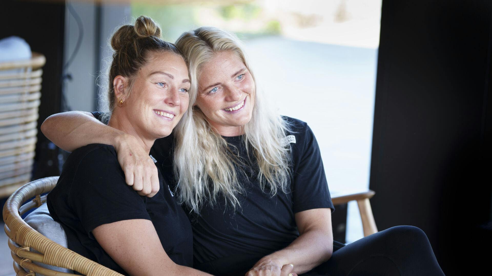 Sarah (th.) og Rikke Iversen (tv.) er sammen til OL. 
