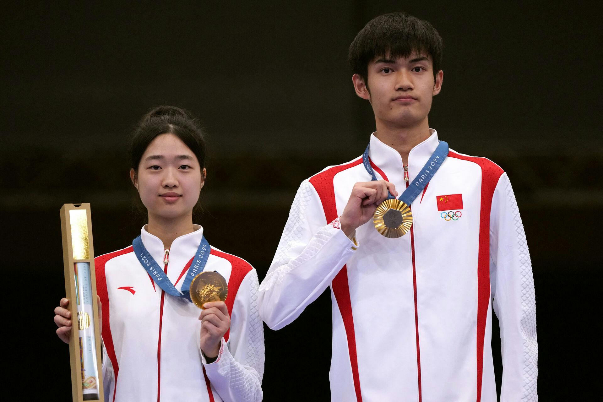 Paris 2024 Olympics - Shooting - 10m Air Rifle Mixed Team Victory Cer. - Chateauroux Shooting Centre, Dols, France - July 27, 2024. Gold medallists Yuting Huang (L) of China and Lihao Sheng of China pose with their medals. REUTERS/Amr Alfiky