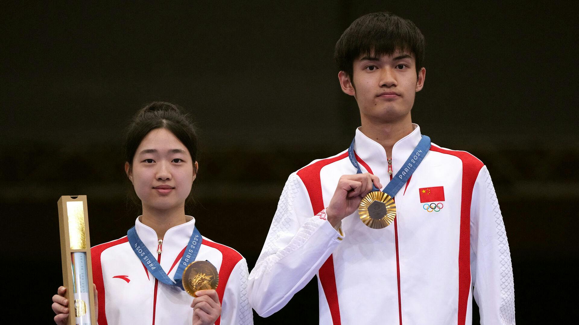 Paris 2024 Olympics - Shooting - 10m Air Rifle Mixed Team Victory Cer. - Chateauroux Shooting Centre, Dols, France - July 27, 2024. Gold medallists Yuting Huang (L) of China and Lihao Sheng of China pose with their medals. REUTERS/Amr Alfiky