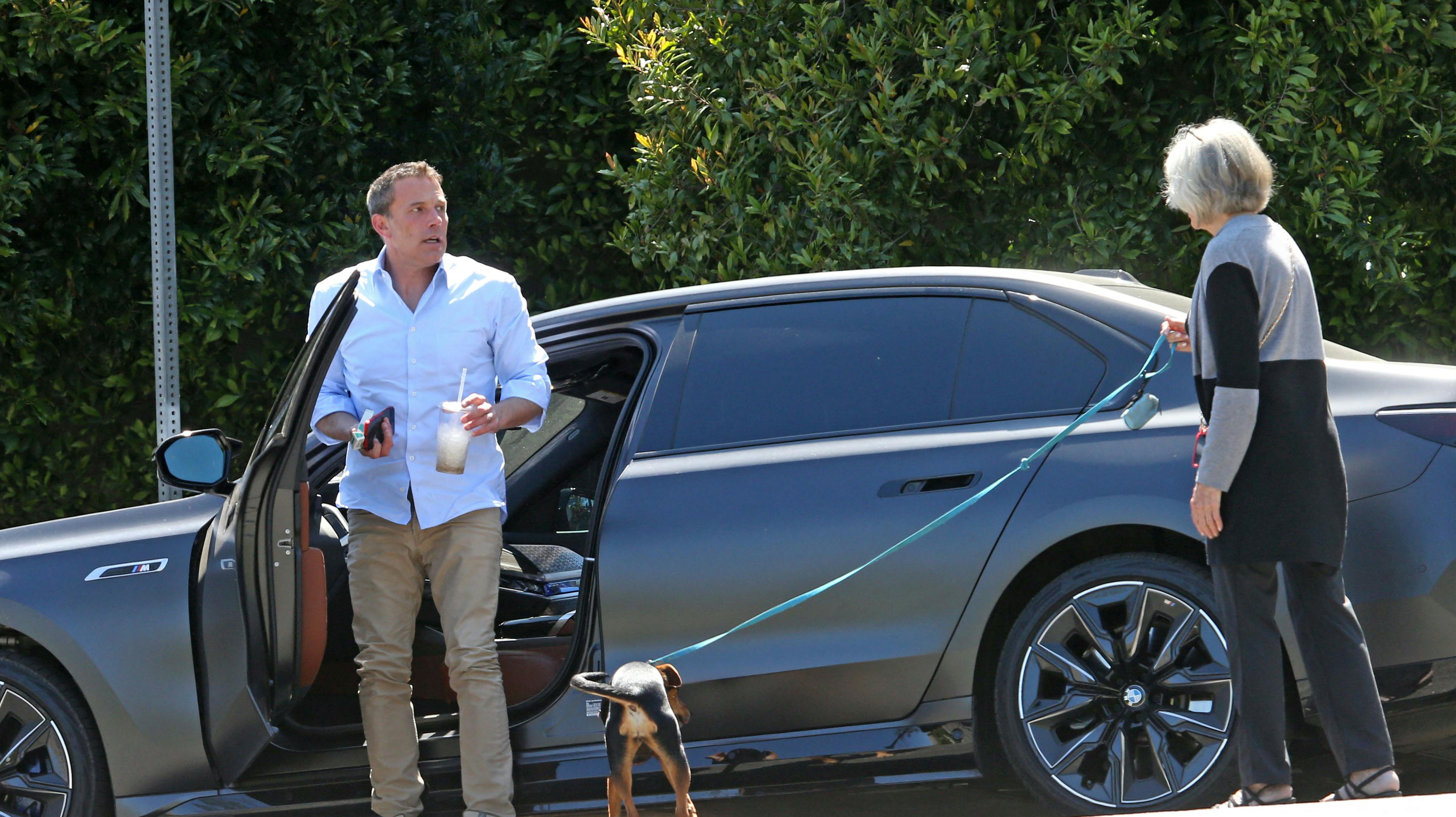 Så tæt kommer Ben Affleck lige nu på kvindeligt selskab. Her ses han tidligere på måneden ud for sit lejede hus i Brentwood, hvor hans mor og hunden venter på skuespilleren efter en dags optagelser på den kommende "The Accountant 2".