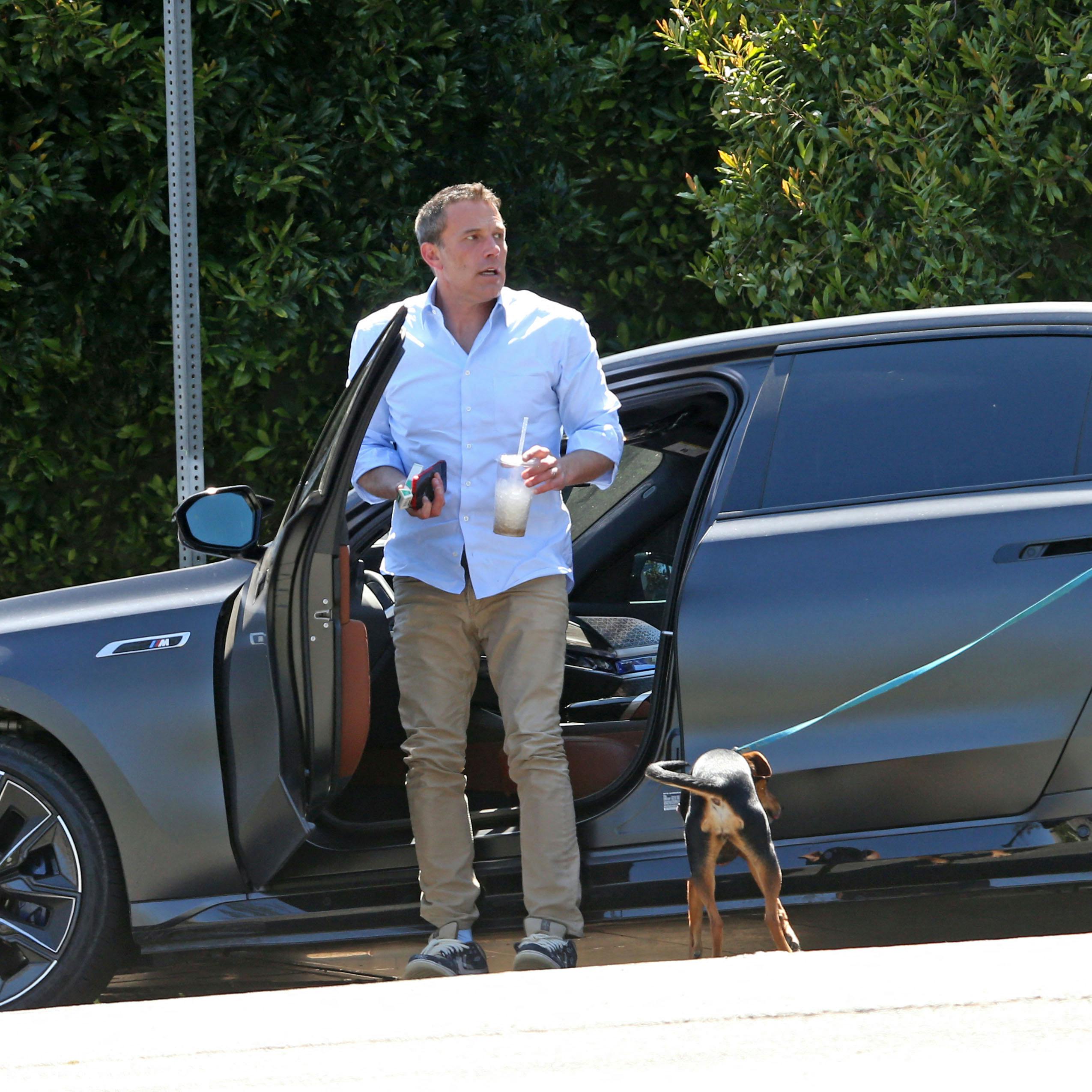 Så tæt kommer Ben Affleck lige nu på kvindeligt selskab. Her ses han tidligere på måneden ud for sit lejede hus i Brentwood, hvor hans mor og hunden venter på skuespilleren efter en dags optagelser på den kommende "The Accountant 2".