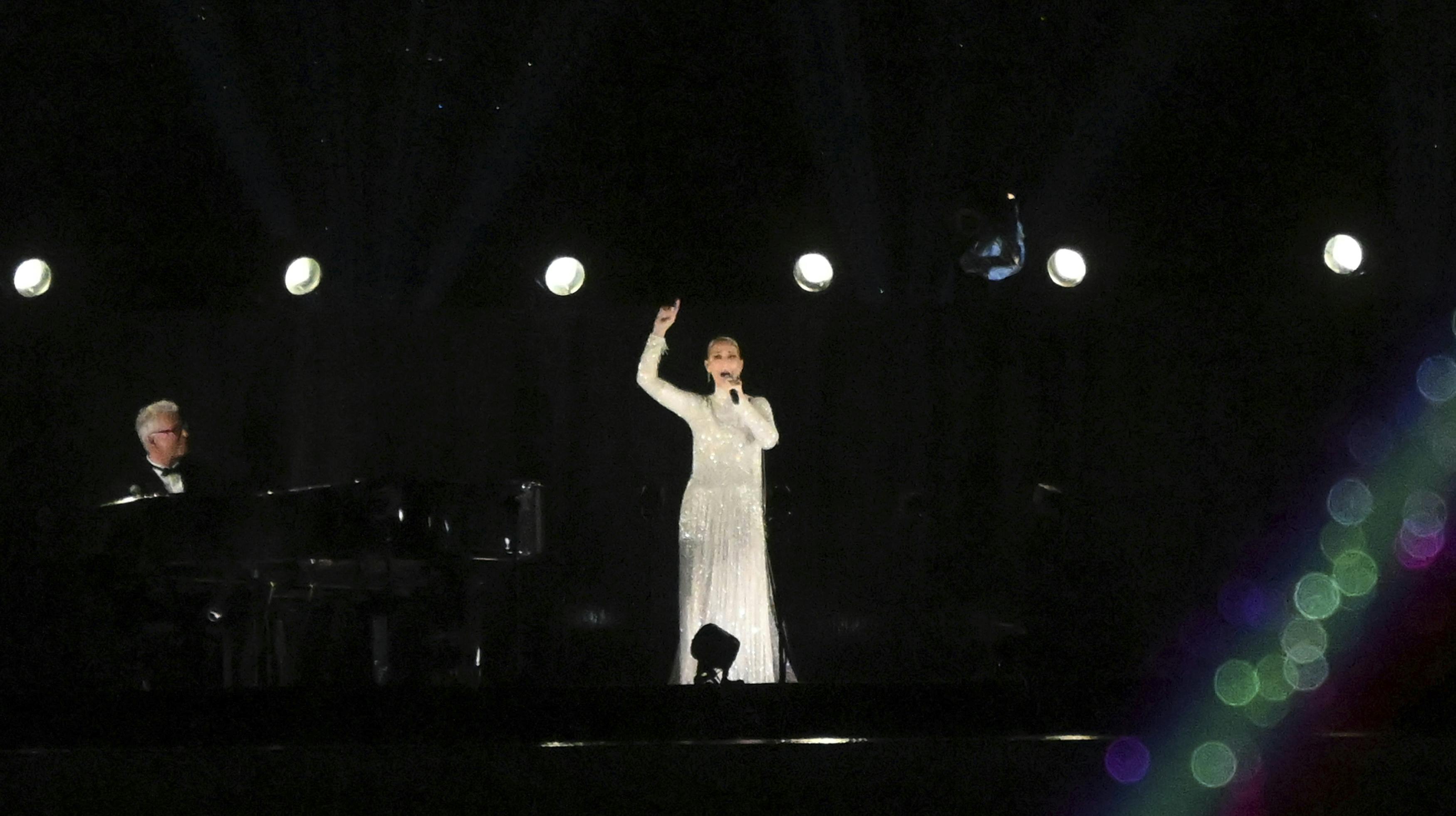 Celine Dion lukkede åbningscermonien med sin fremførsel af den franske "Hymne à l’amour" af Edith Piaf.