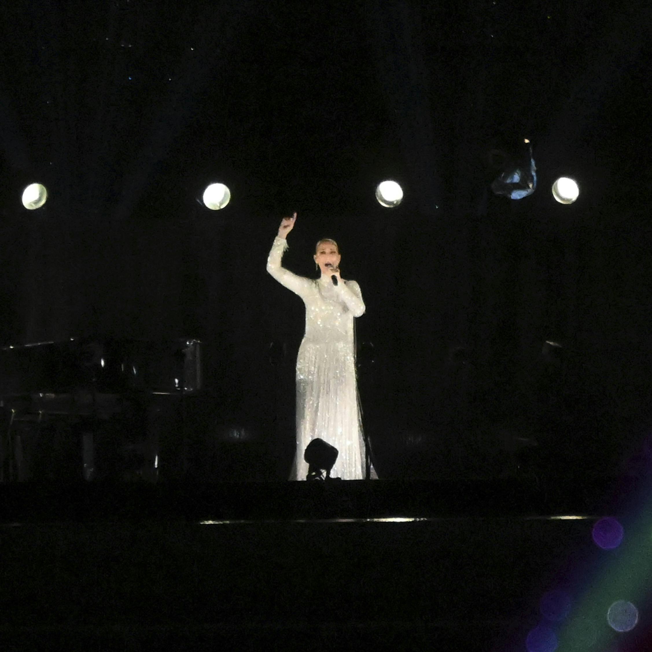 Celine Dion lukkede åbningscermonien med sin fremførsel af den franske "Hymne à l’amour" af Edith Piaf.