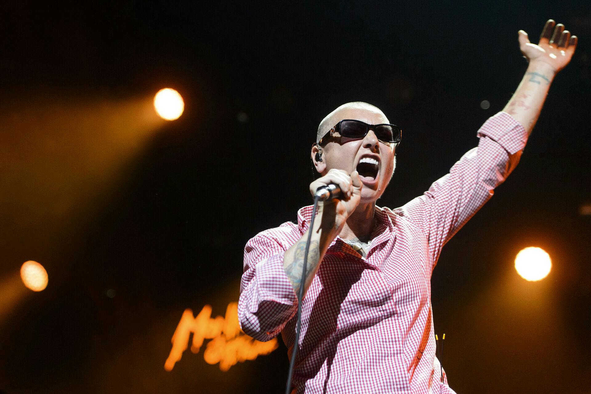 Den irske musiklegende Sinéad O'Connor gik bort for et år siden. Nu er den officielle dødsattest blevet offentliggjort, som bekræfter, hvad hun døde af.