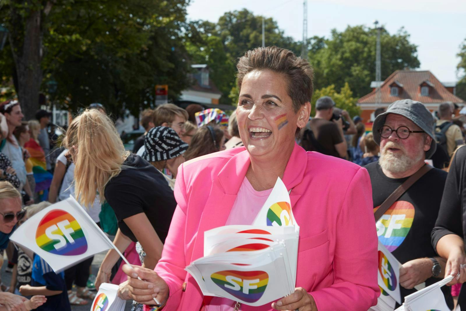 Hvert år tiltrækker pride-paraden både danske kendisser og politikere. Her er SF's formand, Pia Olsen Dyhr, med i paraden. 