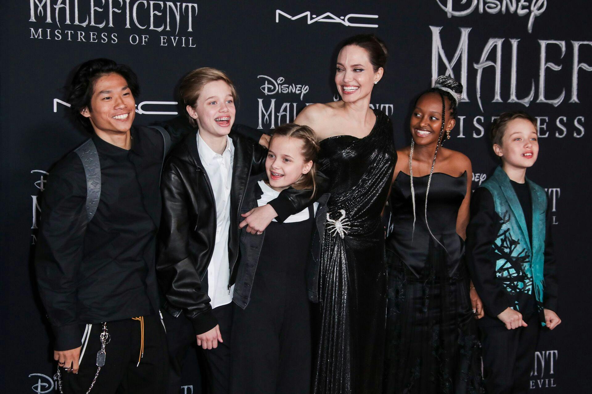 Pax Jolie-Pitt har været involveret i en uhyggelig ulykke. Her ses han ved en tidligere lejlighed med søskende Shiloh Jolie-Pitt, Vivienne Jolie-Pitt, Zahara Jolie-Pitt og Knox Jolie-Pitt og mor Angelina. 