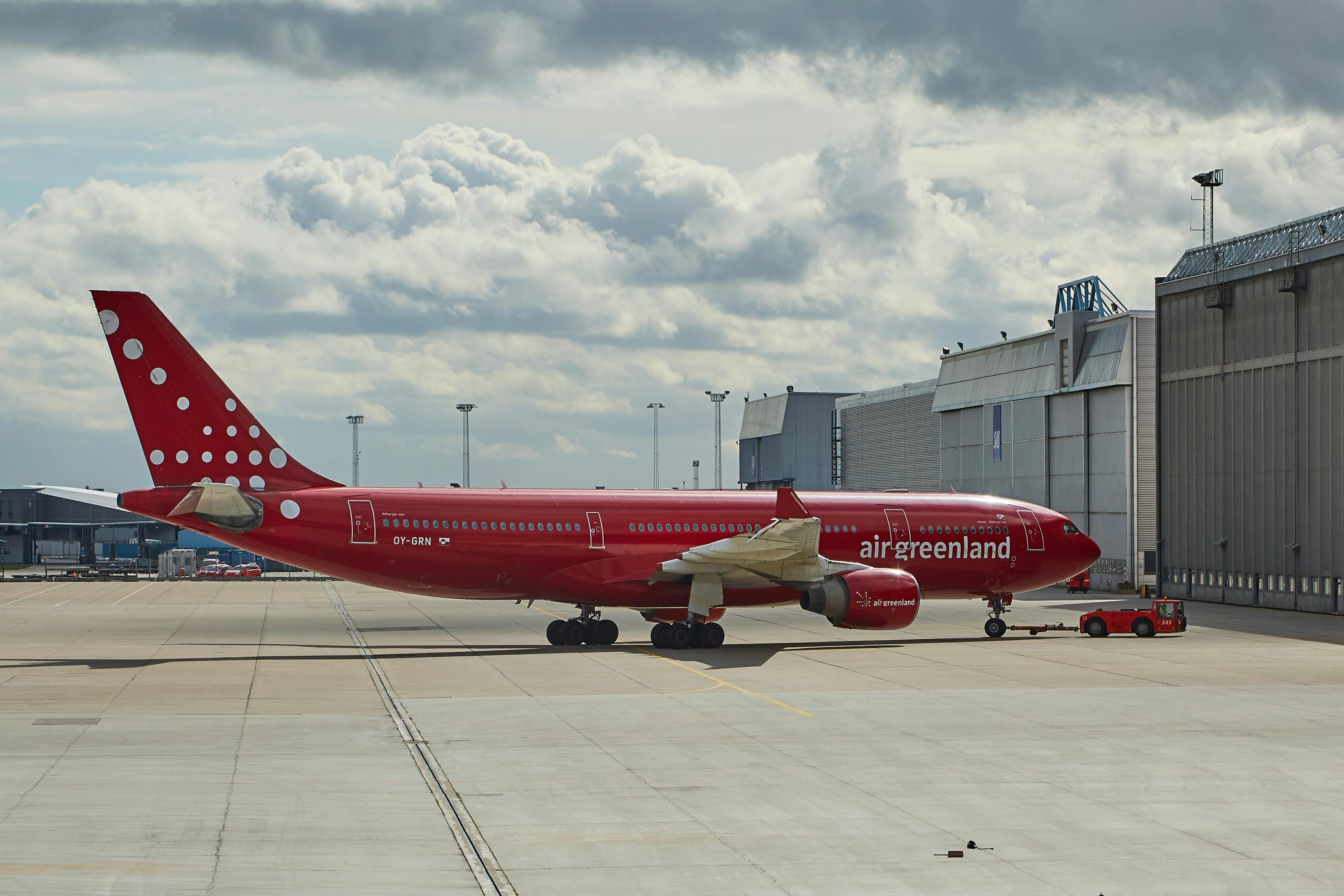 En passager fik sig en uheldig oplevelse, da hun bed i en frikadelle ombord på et Air Greenland-fly