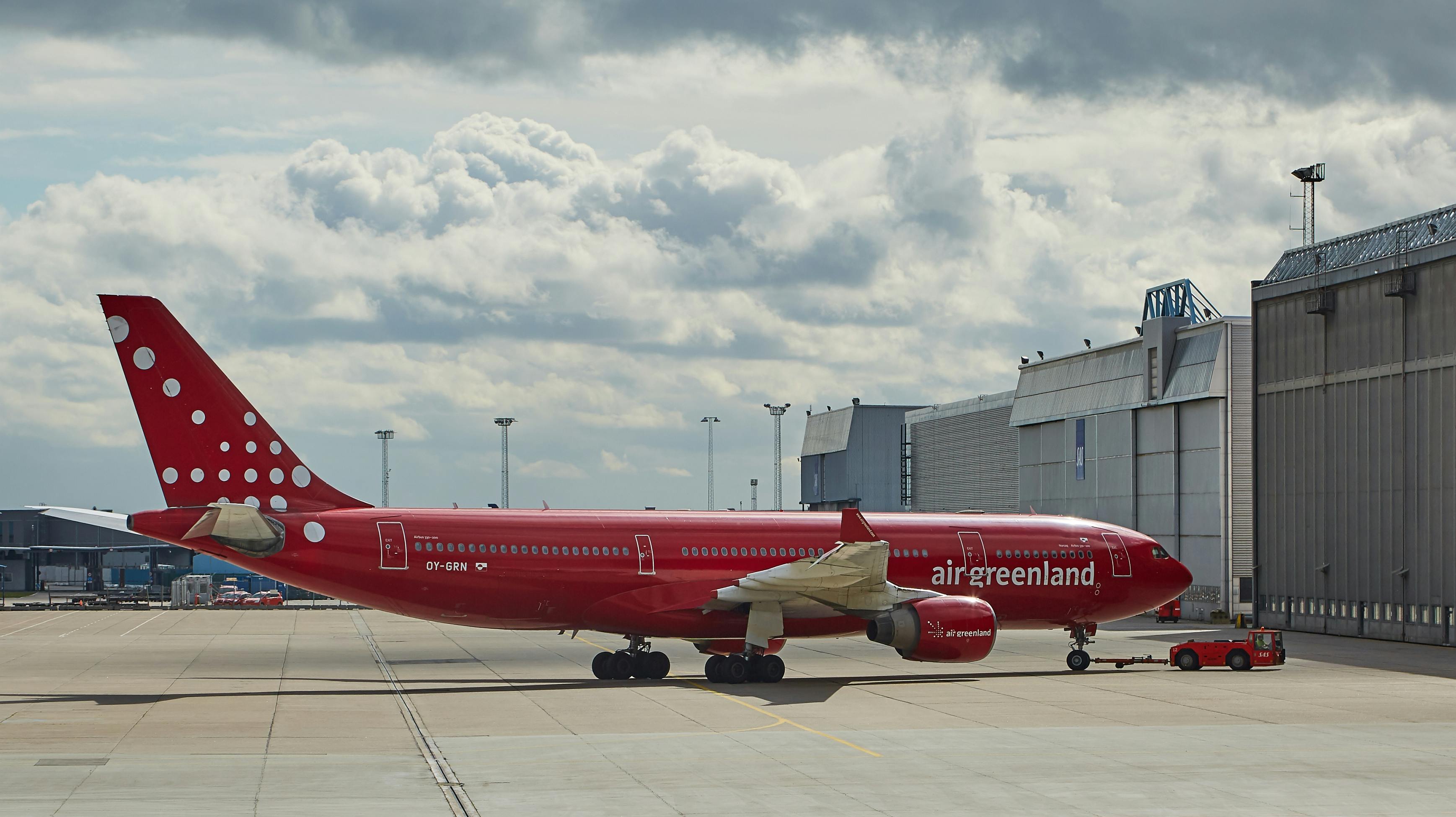 En passager fik sig en uheldig oplevelse, da hun bed i en frikadelle ombord på et Air Greenland-fly