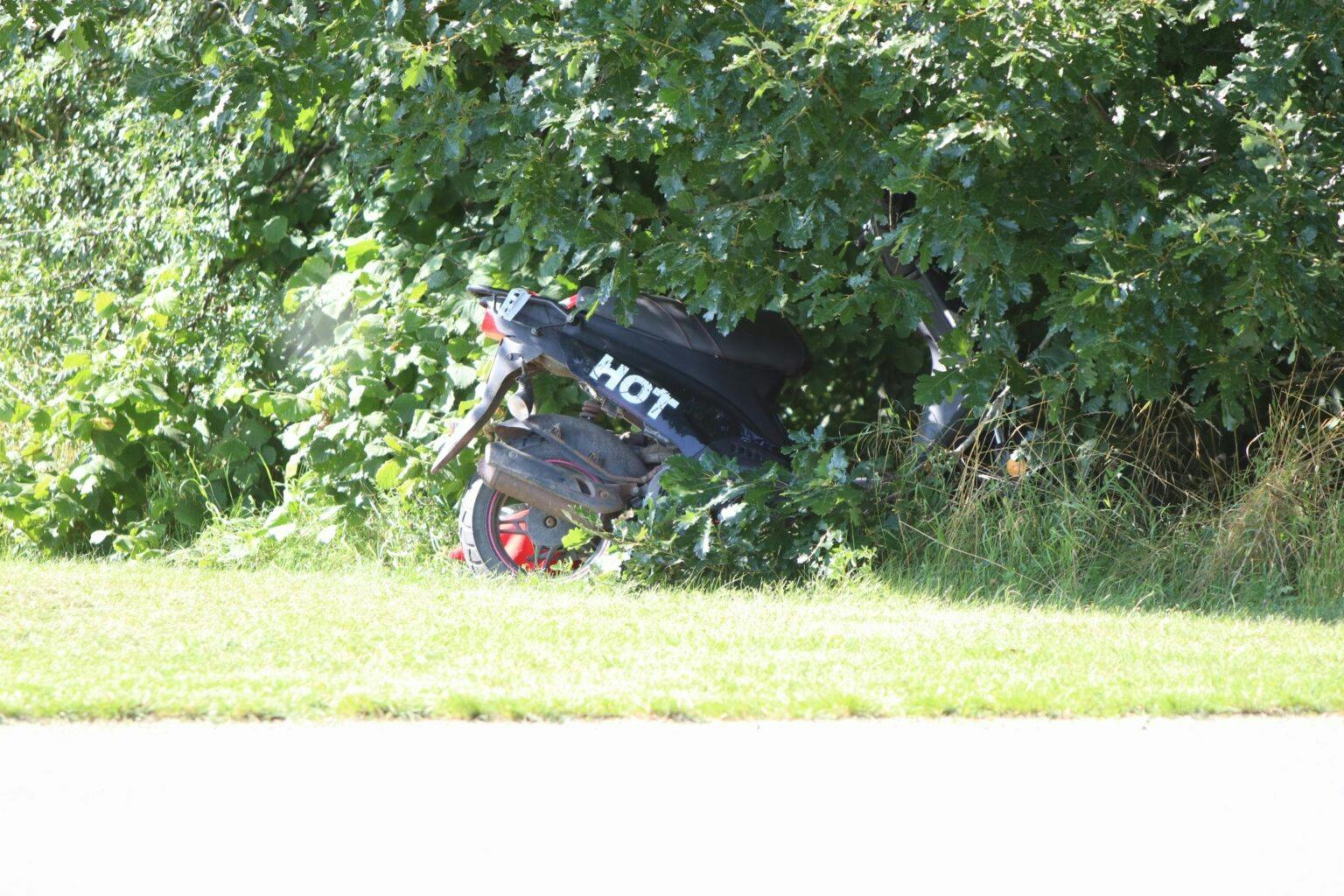 Her står knallerten efter ulykken.