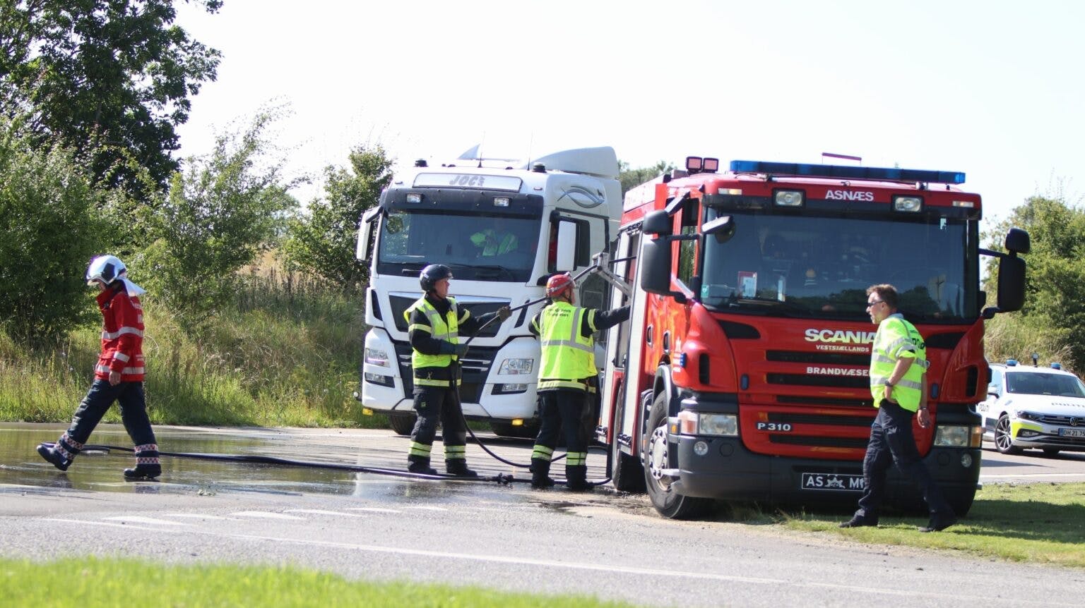 Her rydder redningsmandskabet op efter den alvorlige ulykke.