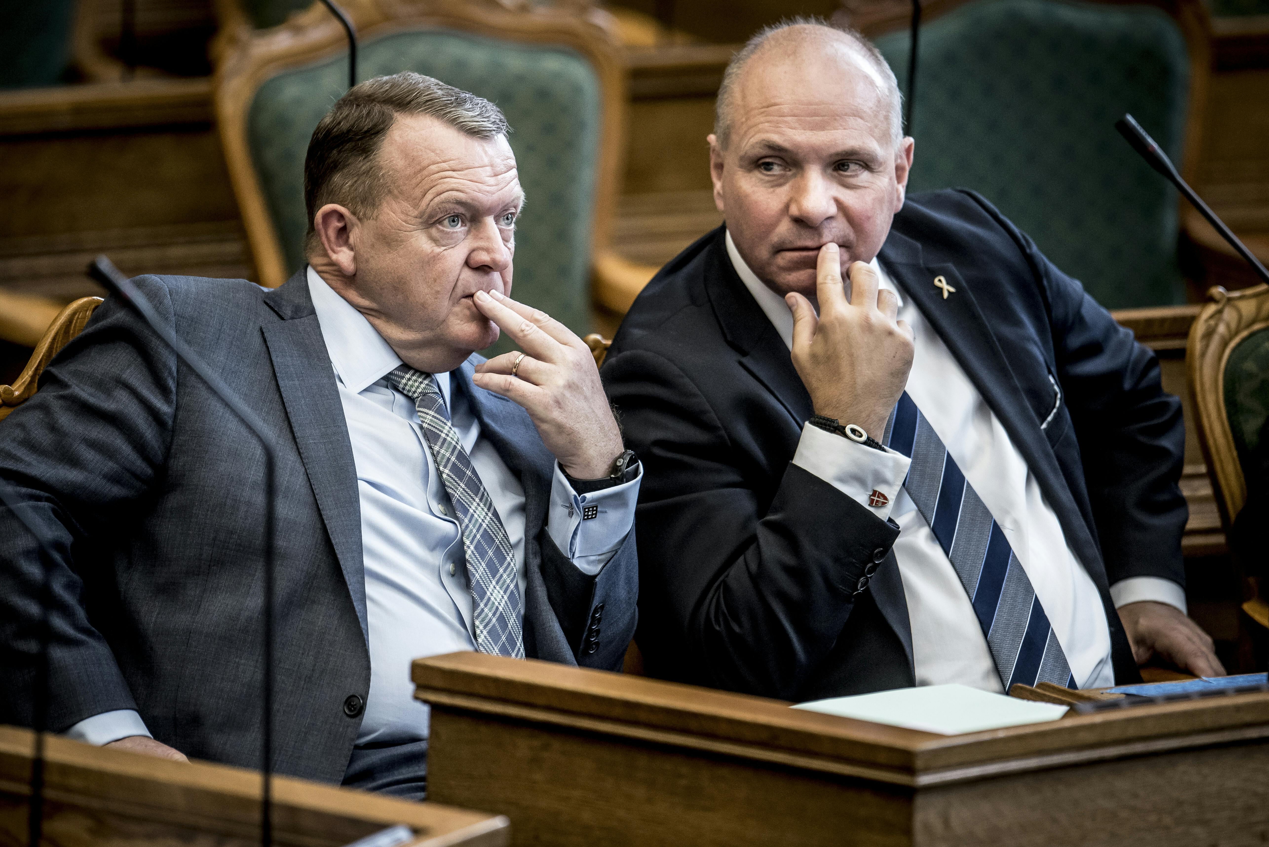 Lars Løkke Rasmussen (M) og Søren Gade (V) har begge været genstand for kritik grundet deres roller udenfor politik. 