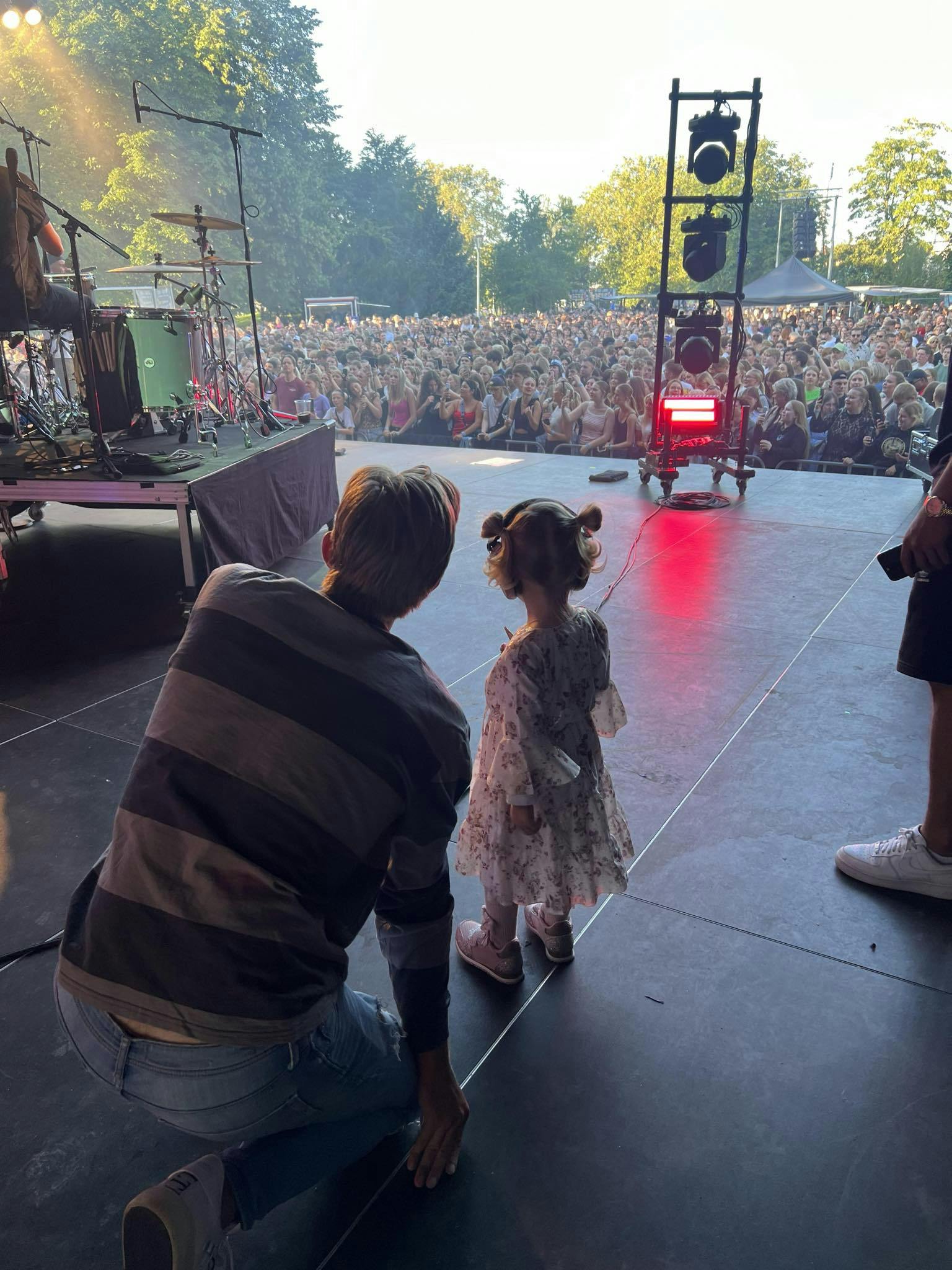 Her ses far og datter backstage til Gobs-koncert i Karolinelund.