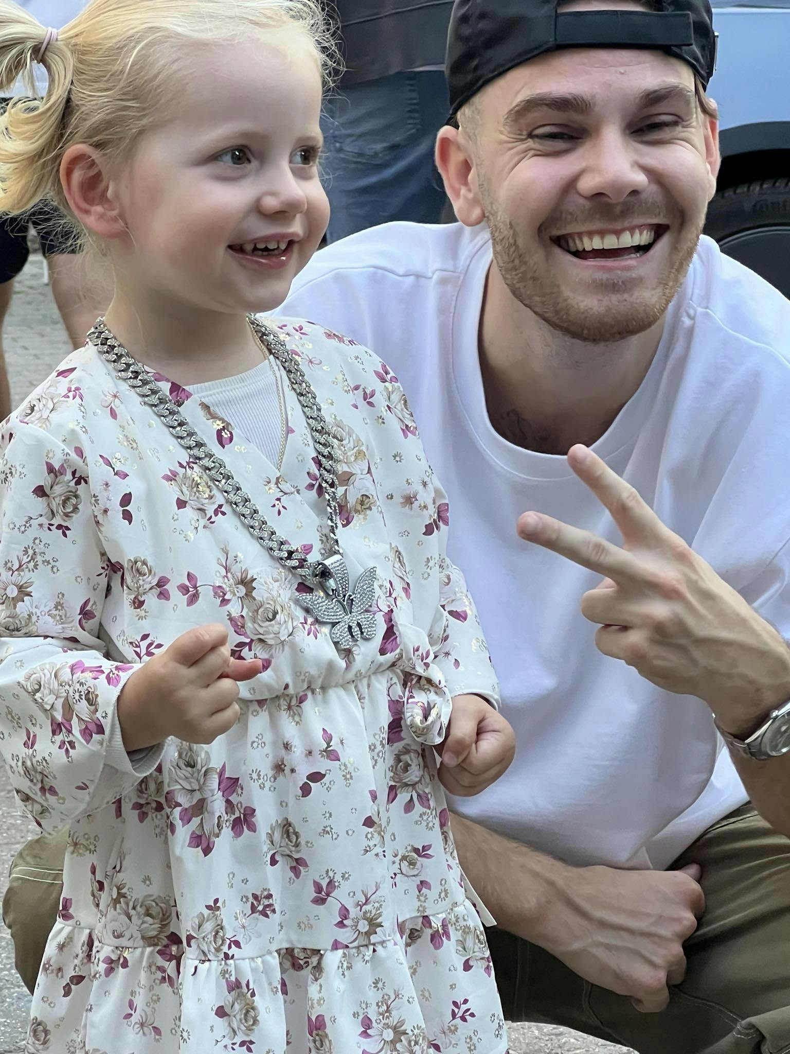 Toårige Phillippa med sangeren Gobs.