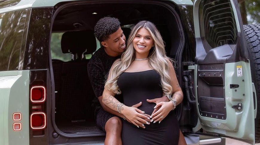 Chelseas Andrey Santos skal være far for første gang. Den 20-årige brasilianer og konen Yngryd har termin til februar næste år. Parret afslører dog ikke, om de venter en dreng eller en pige.